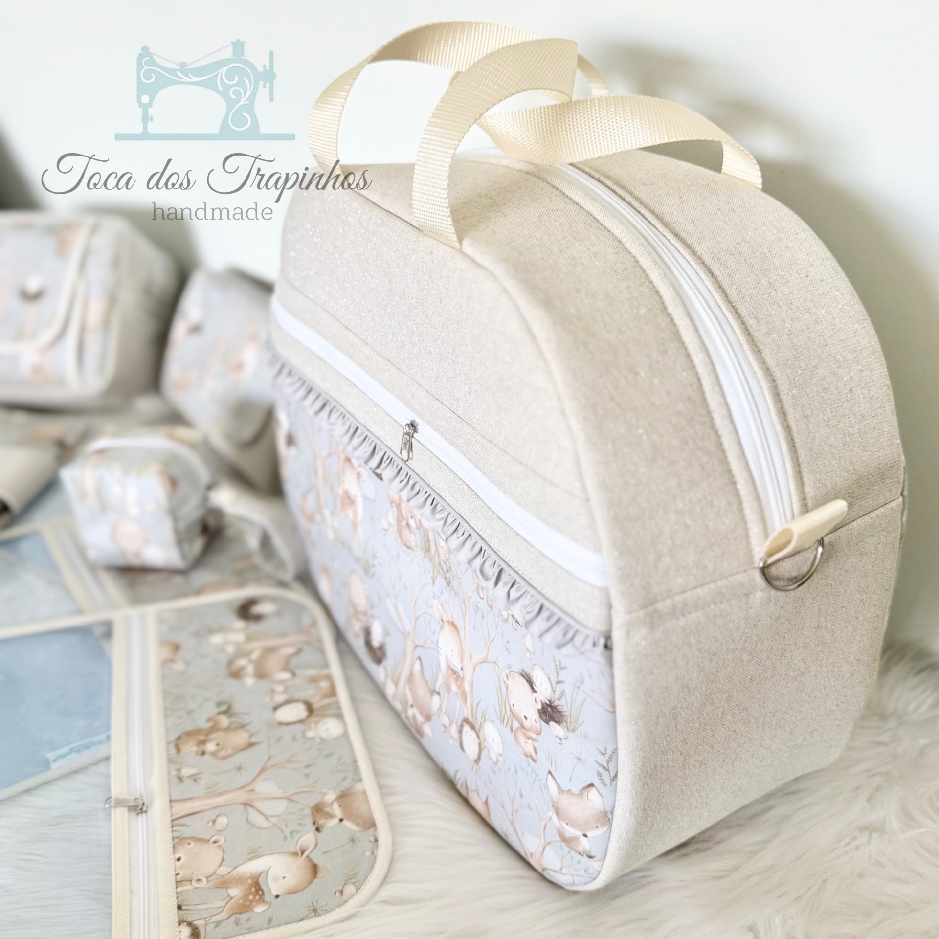 Bolsa artesanal floral com zíper branco e alças bege sobre superfície clara
