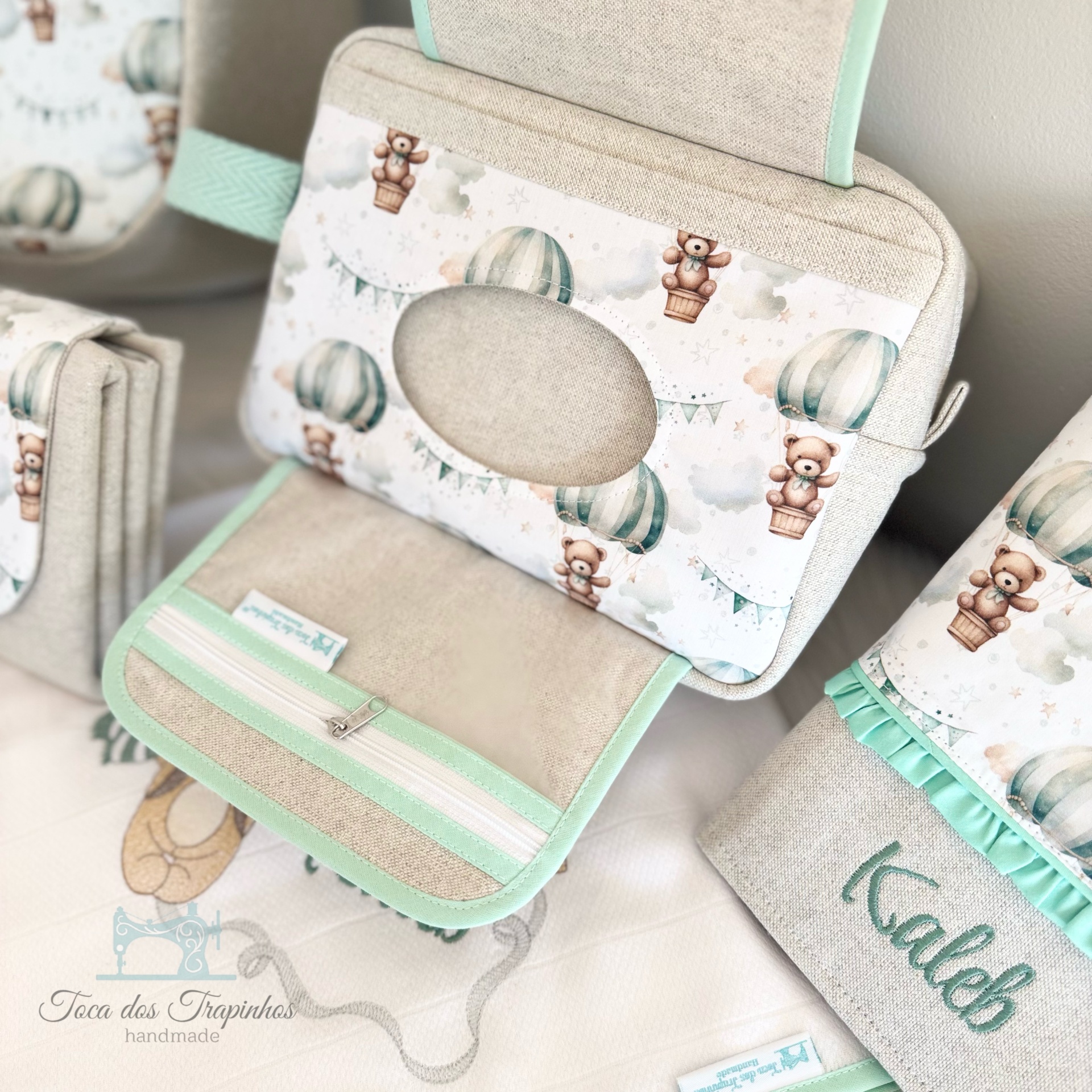 Bolsa para bebé com estampa de balões e ursinhos, detalhes verdes e nome Kaleb bordado