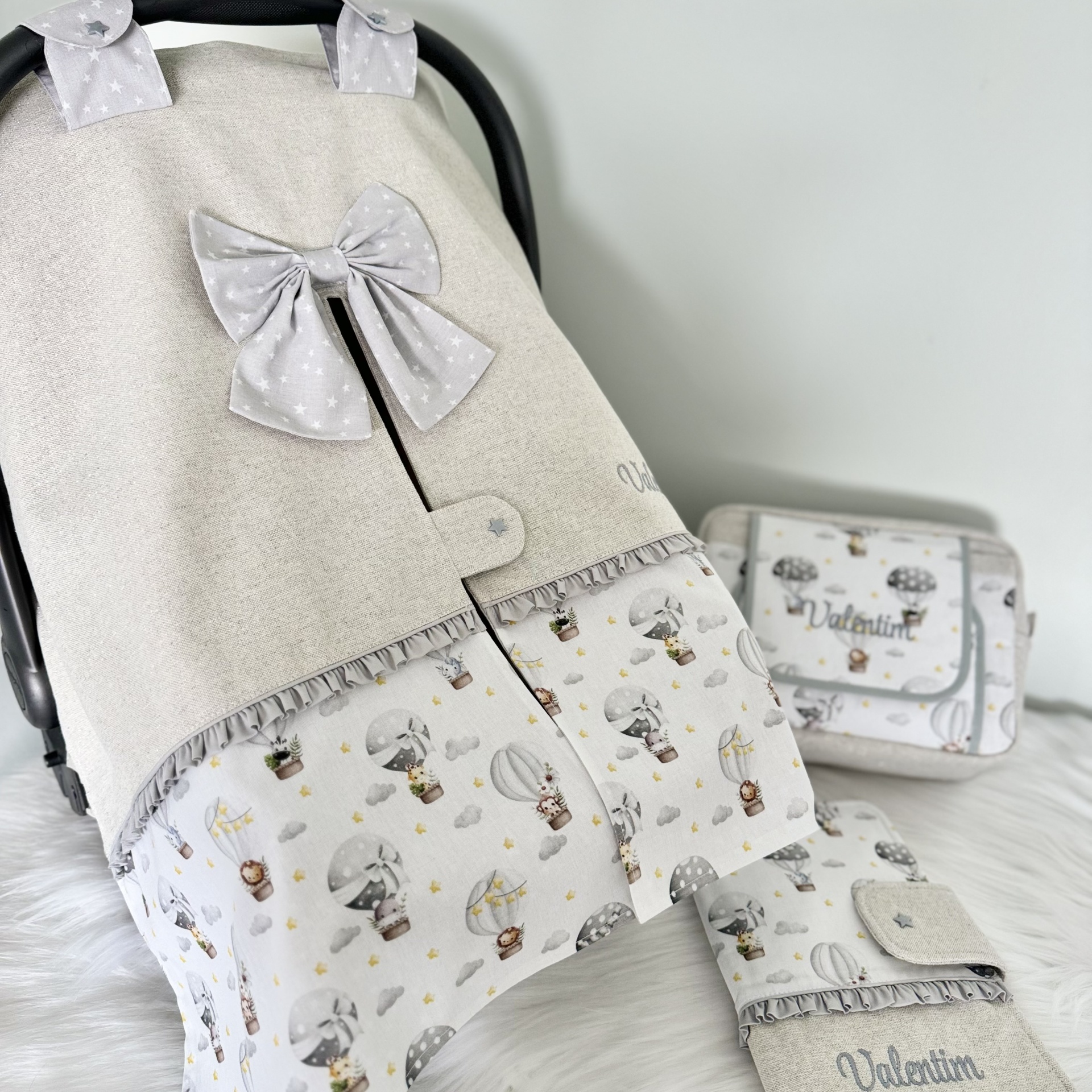 Capa para cadeira de bebé com laço cinza e estampas de balões e ursinhos em tecido claro