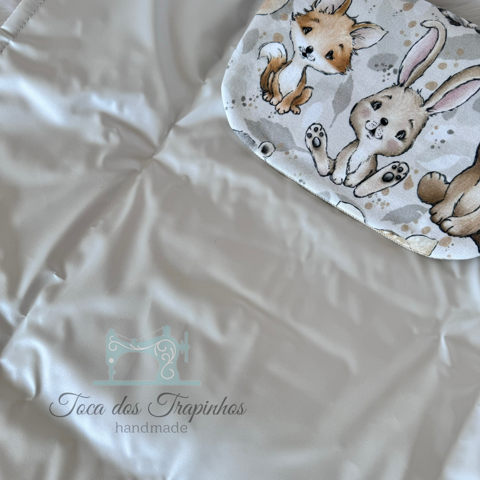 Tapete bege claro com canto branco decorado com animais desenhados à mão