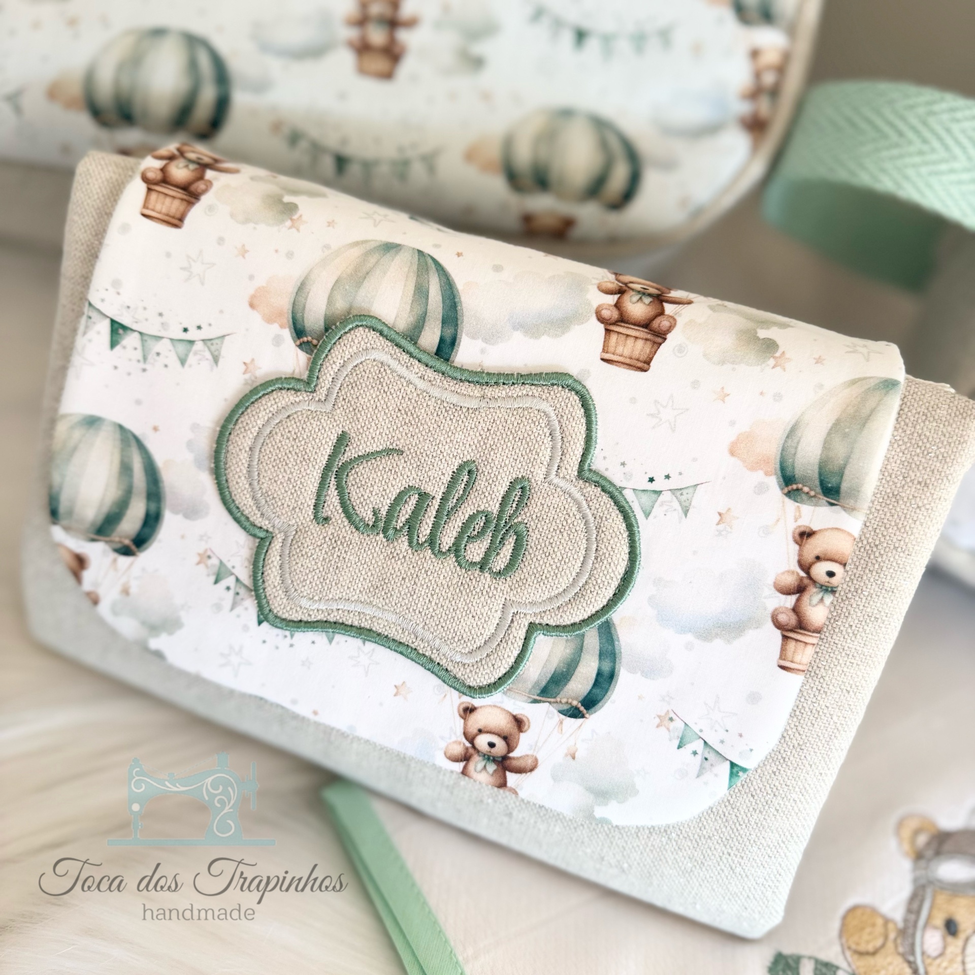Bolsa de tecido para bebé com padrão de balões e ursinhos e bordado Kaleb em verde