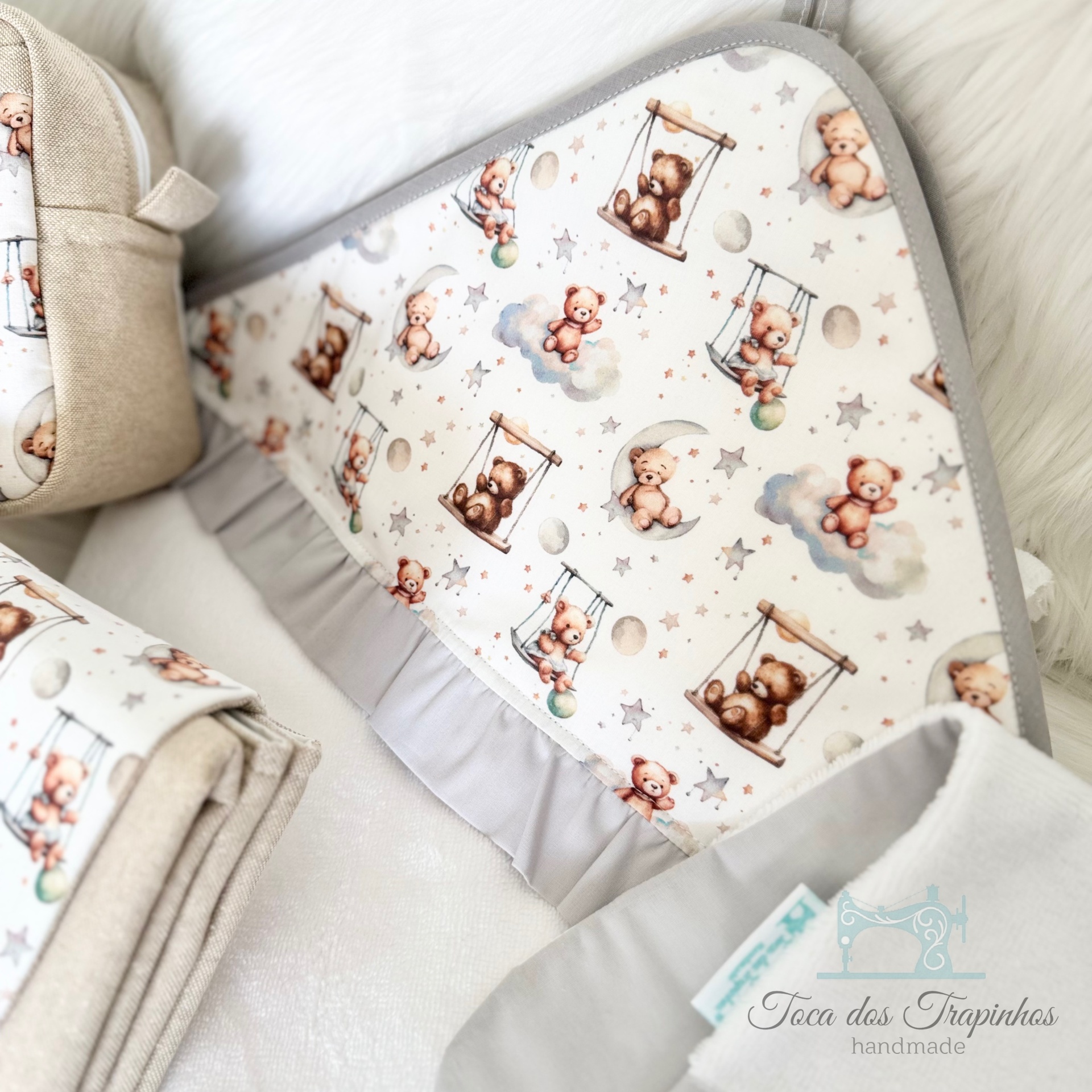 tecidos para bebé com padrão ursos e estrelas em branco e cinzento