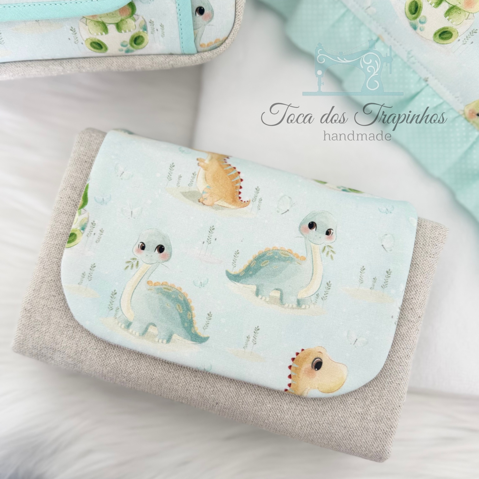 Carteira pequena bege com aba azul claro de dinossauros