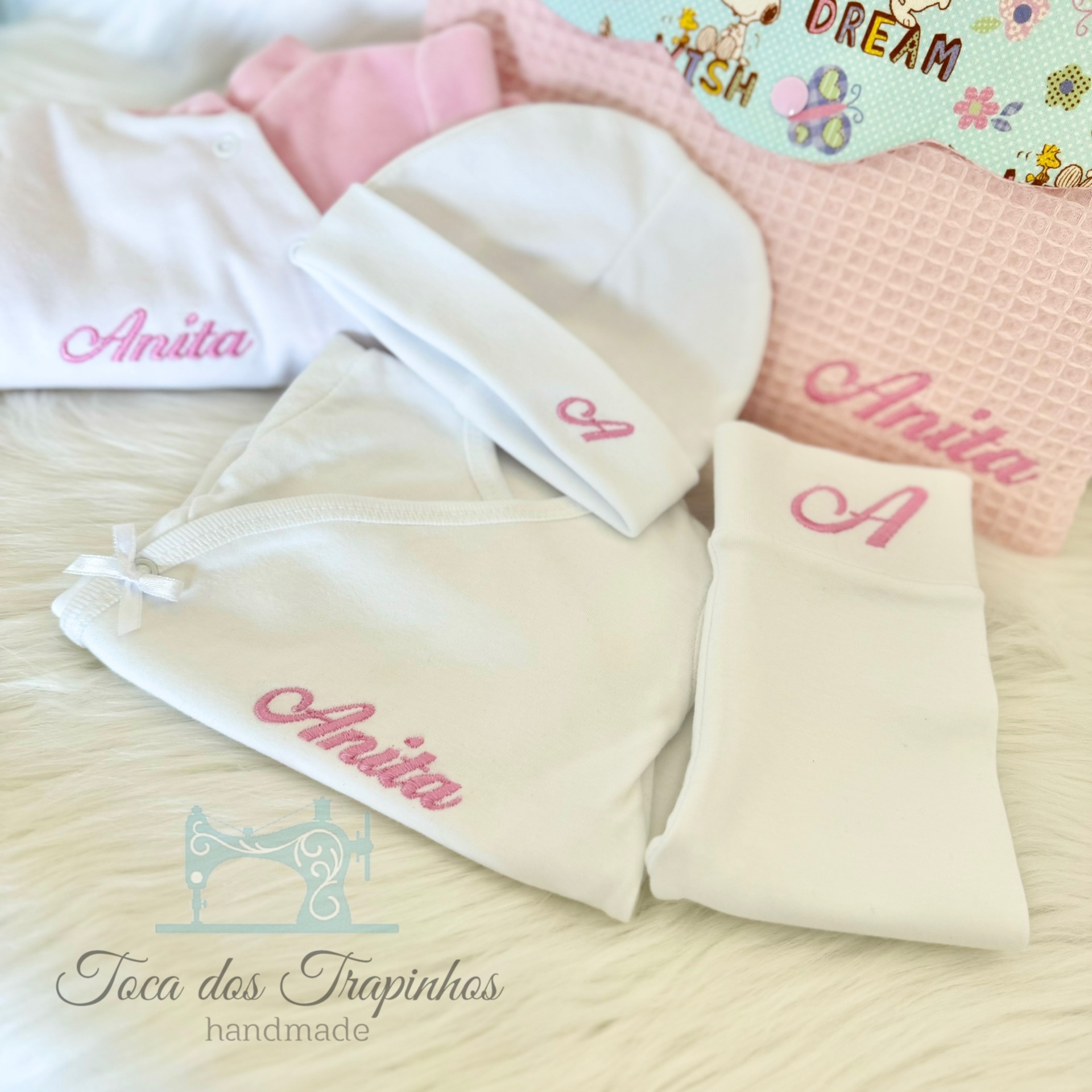 Conjunto de roupa para bebé branco e rosa bordado com o nome Anita.