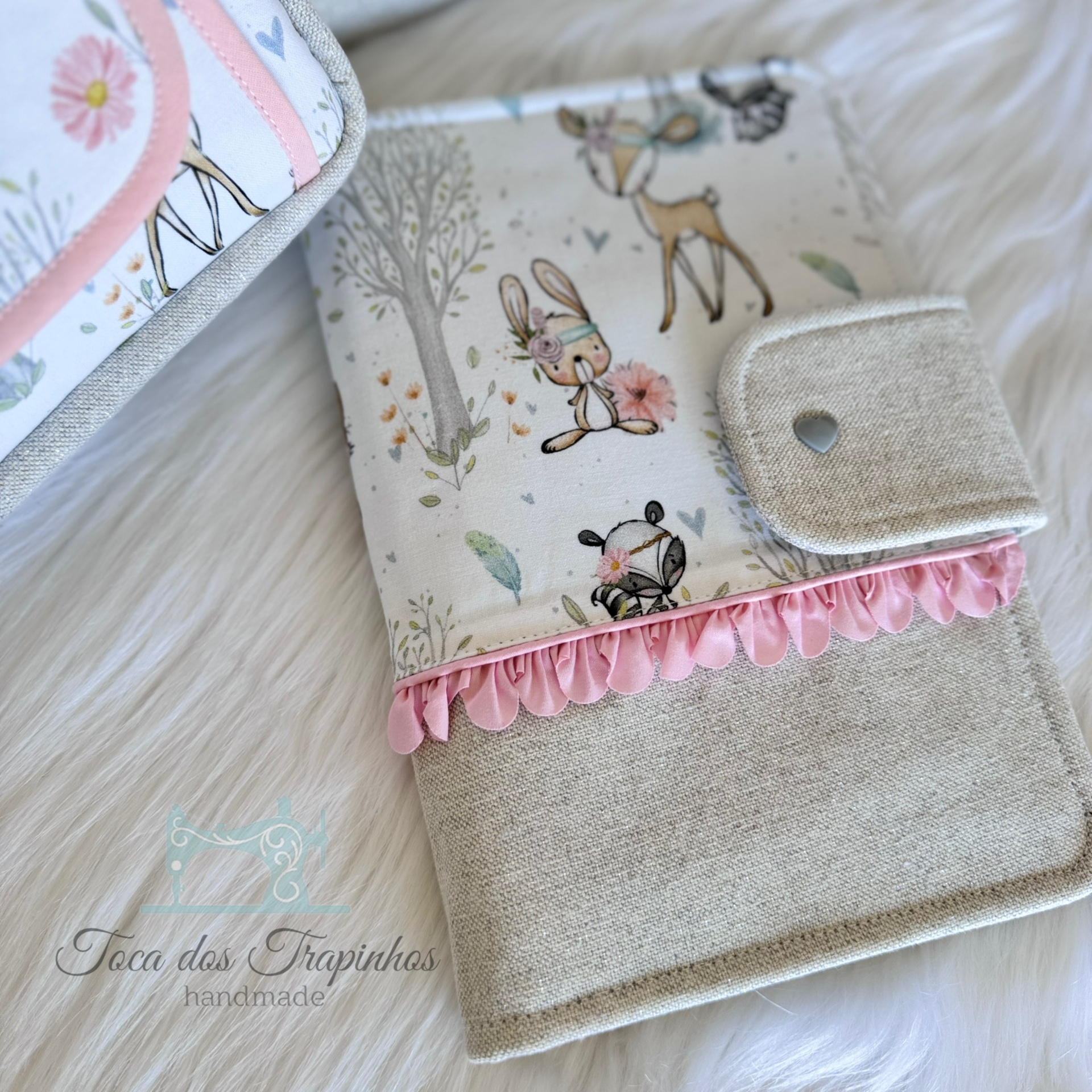 Capa artesanal para livro ou caderno com padrão de animais da floresta e detalhes rosa sobre tecido cru
