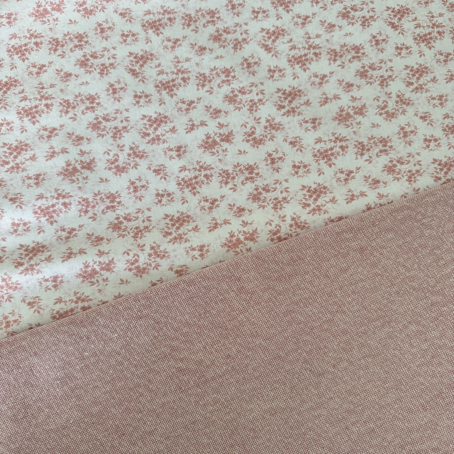 tecidos rosa floral e liso com texturas visíveis
