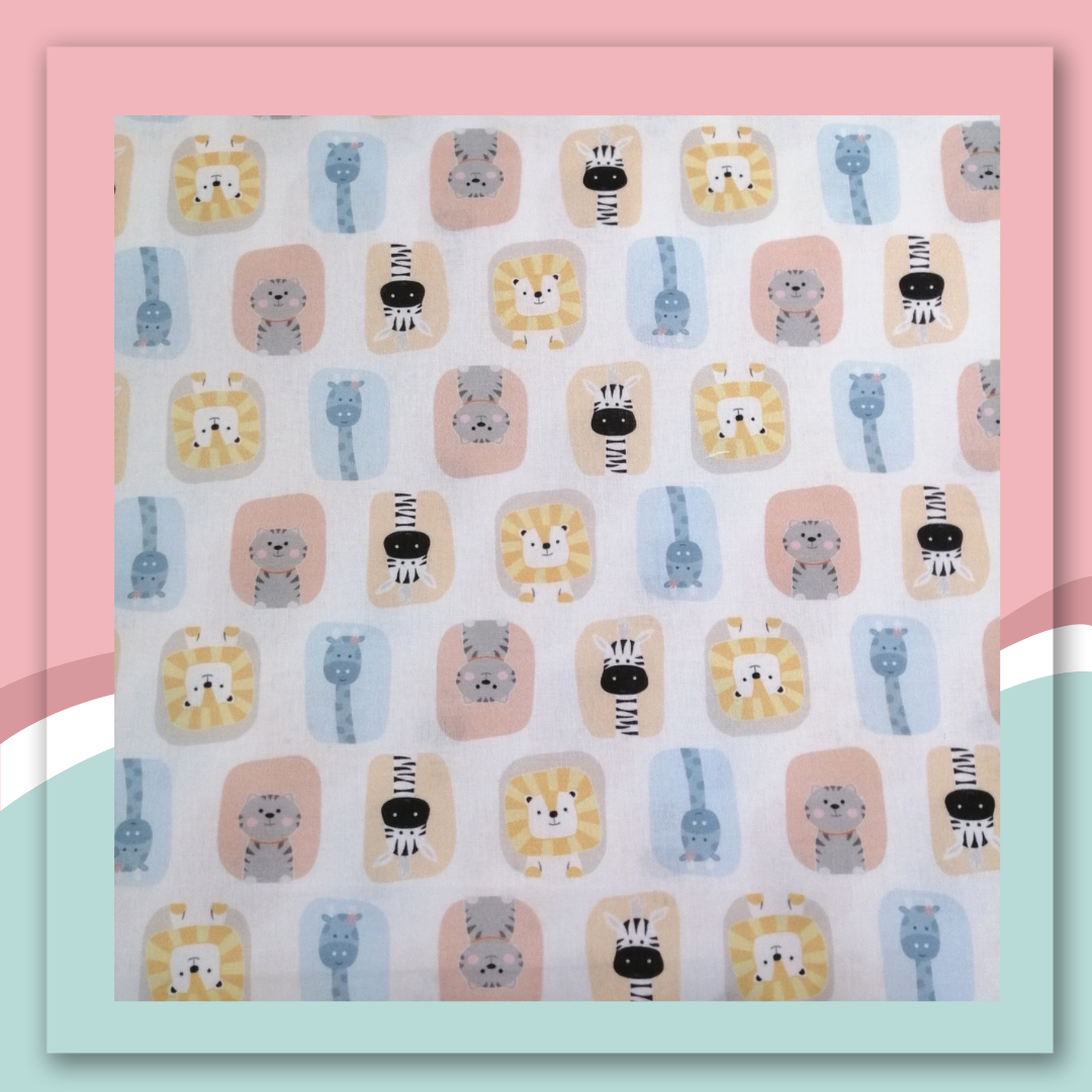 Tecido branco com padrão de animais infantis coloridos em tons suaves