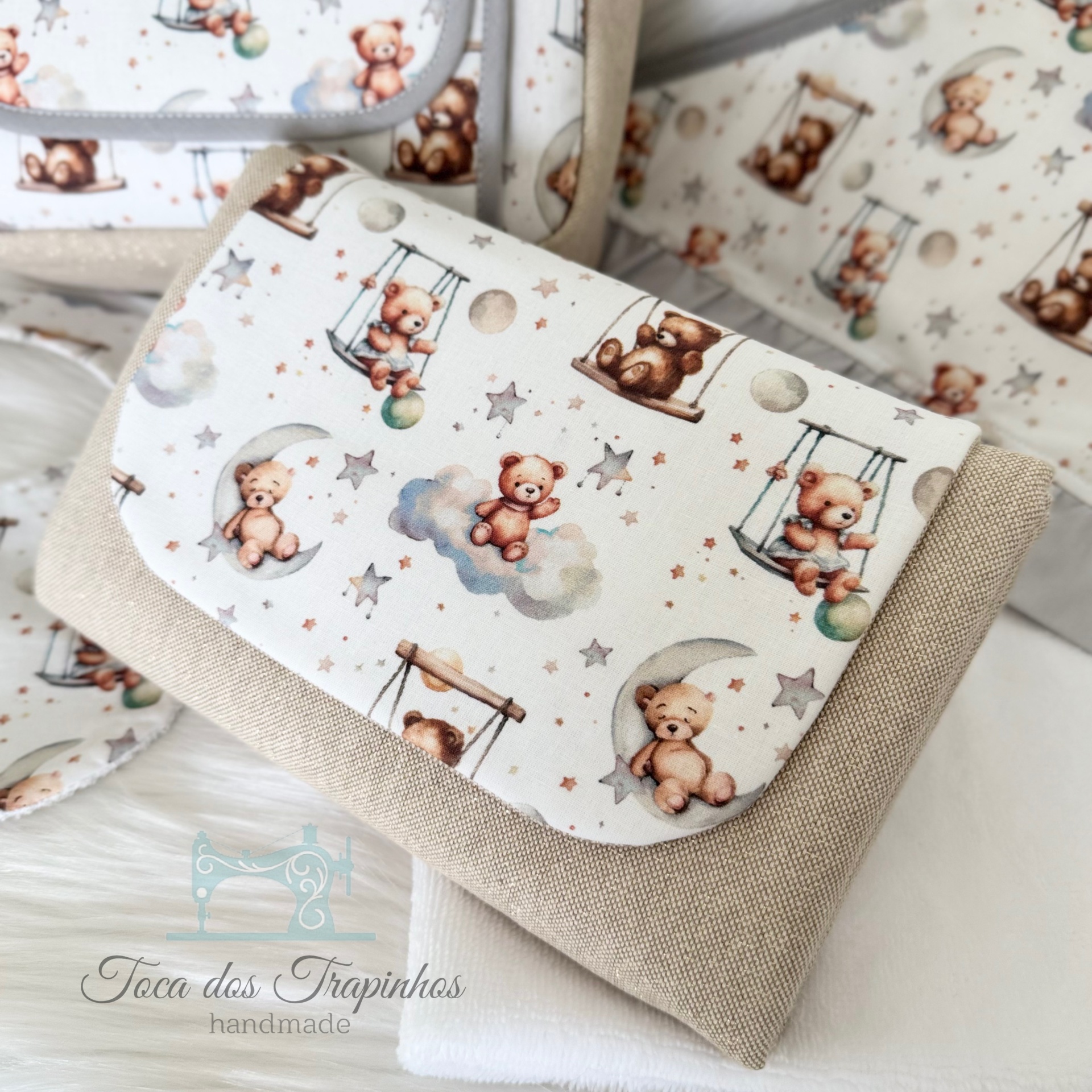 Carteira bege com padrão de ursinhos e estrelas