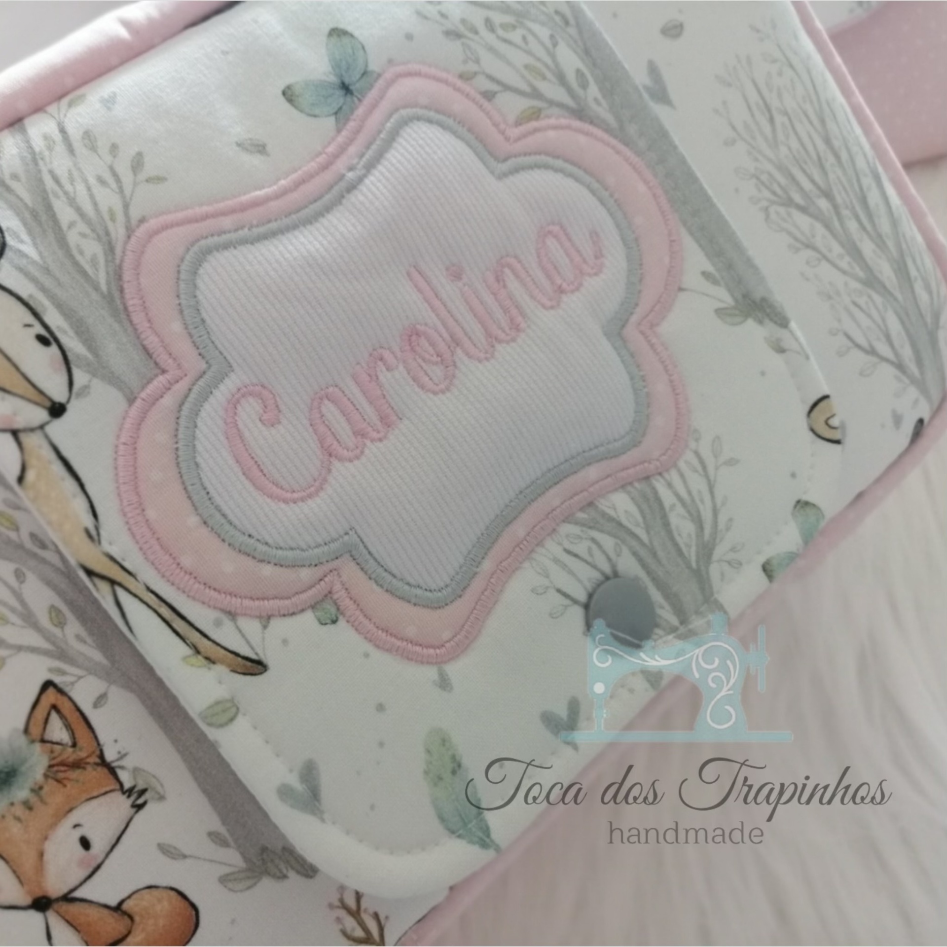 Almofada branca decorada com desenhos infantis e nome Carolina bordado