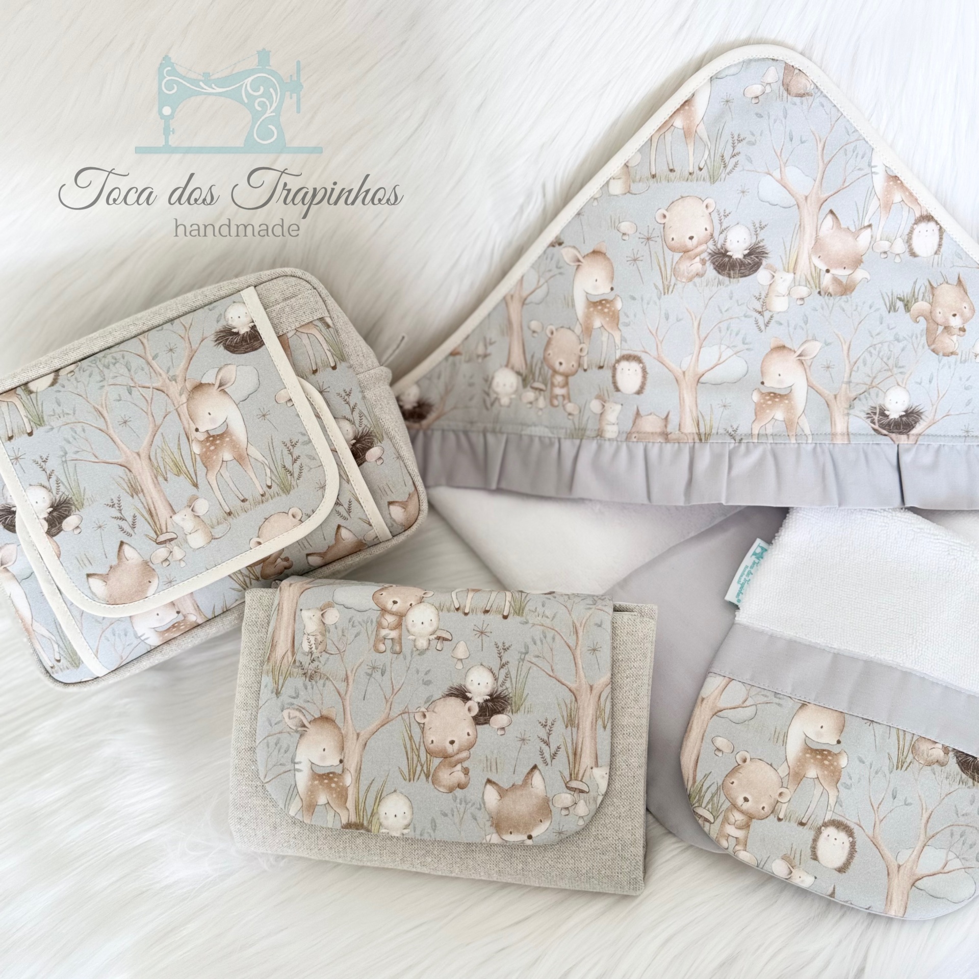 Peças têxteis infantis com padrão de animais da floresta em cinza e bege