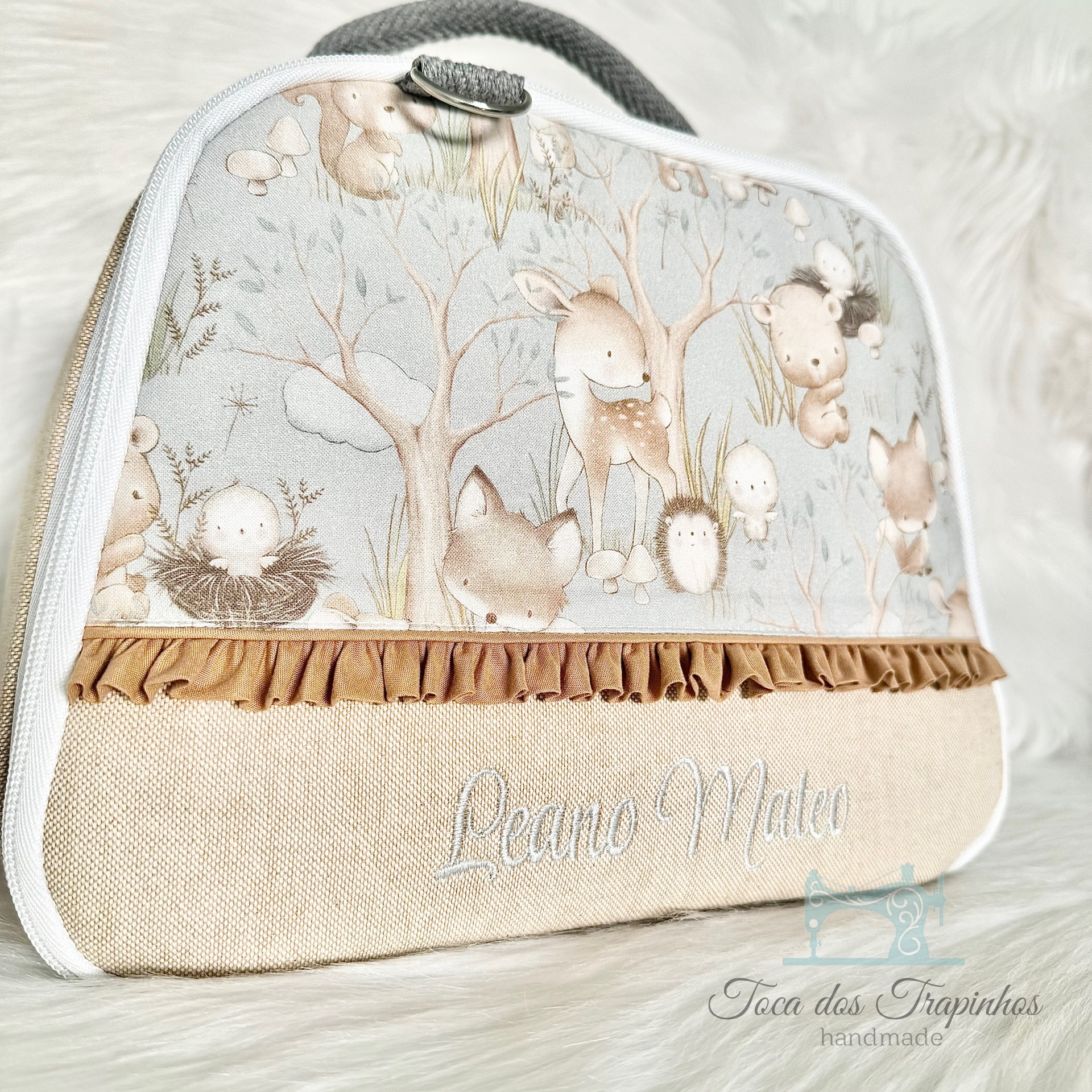 Mala infantil com estampa de animais, detalhe bordado e folho castanho