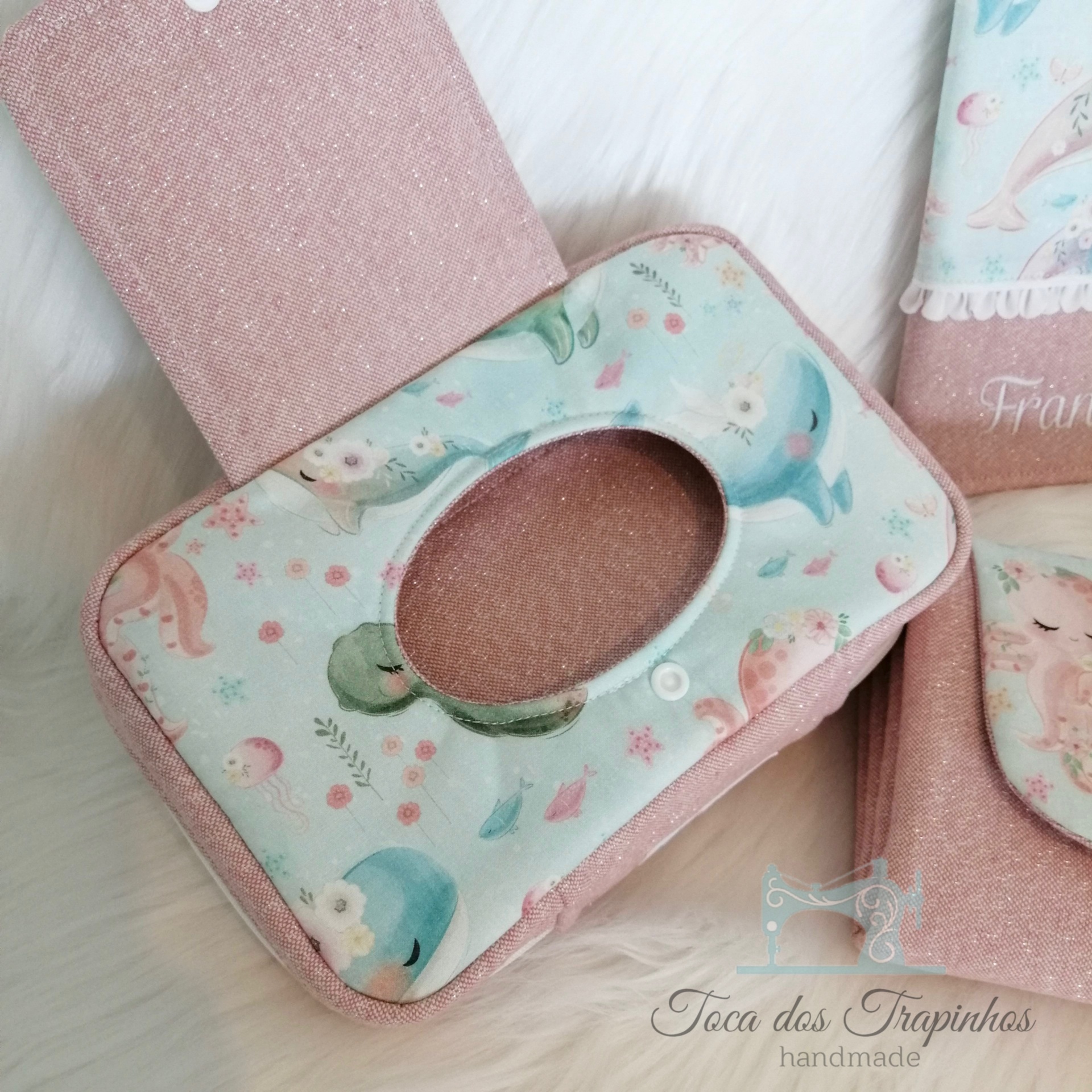 Capa para pacote de toalhitas rosa com estampa de animais e flores