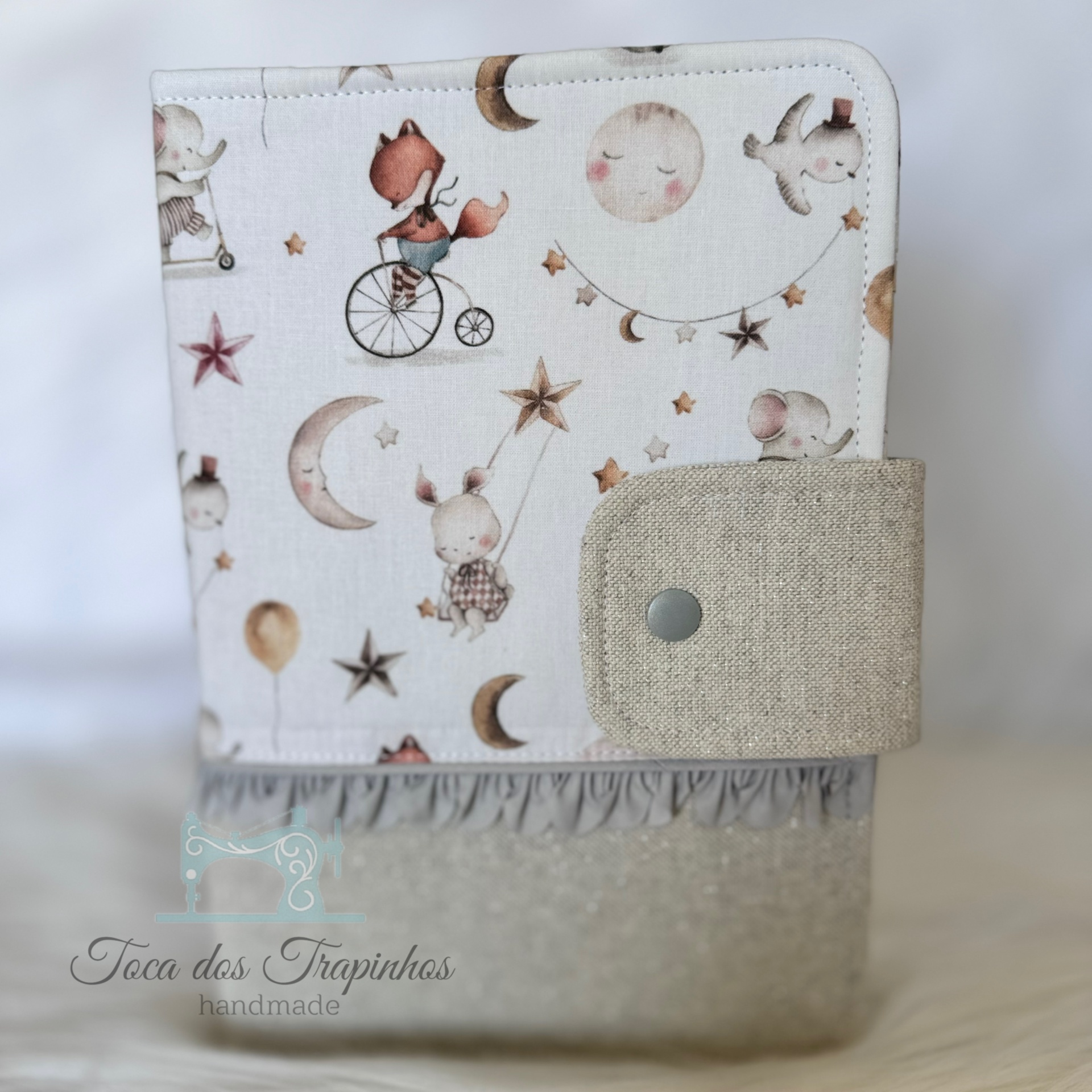 Capa artesanal para caderno com tecido estampado de animais e estrelas em branco e bege