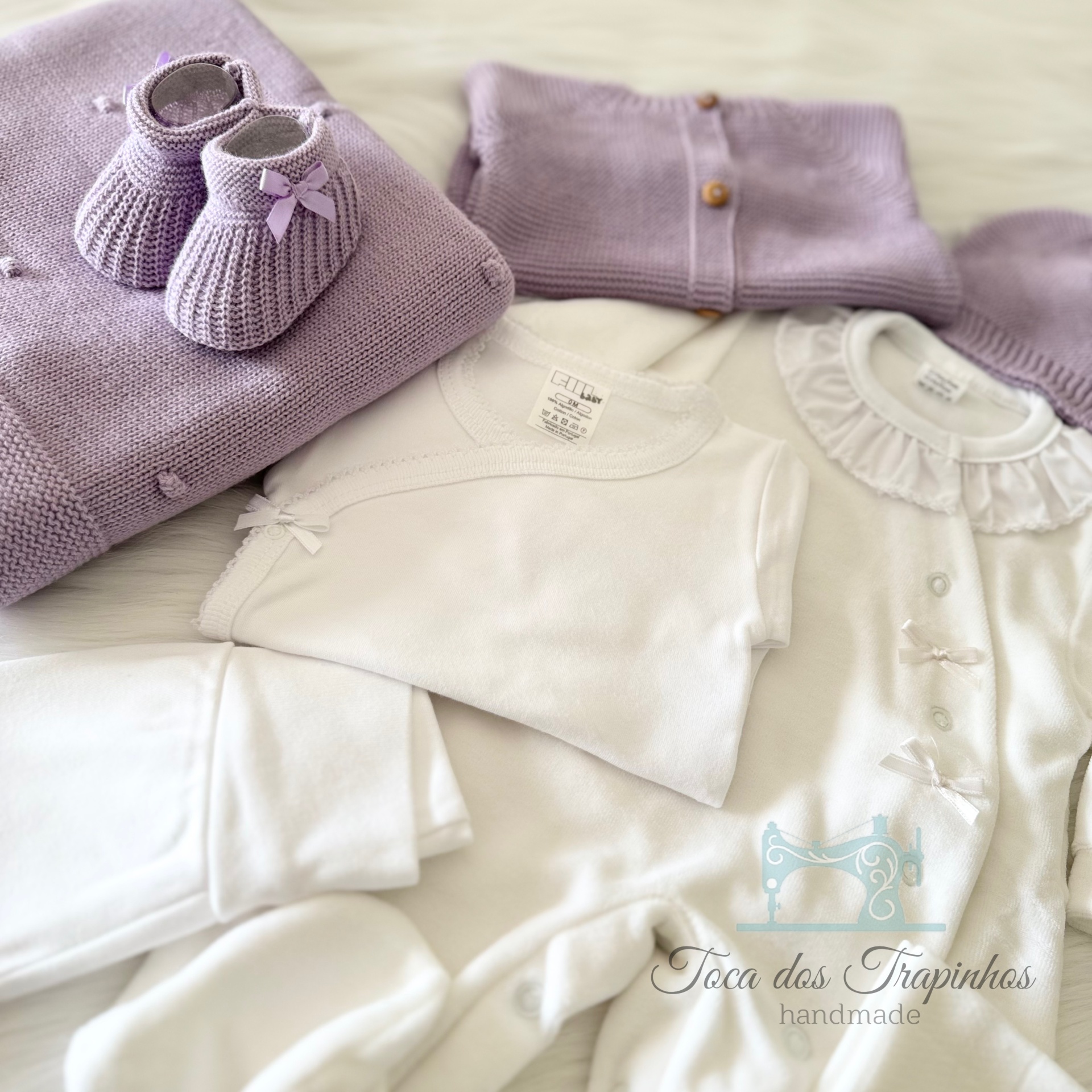 Conjunto de roupas de bebé em algodão e malha nas cores lilás e branco