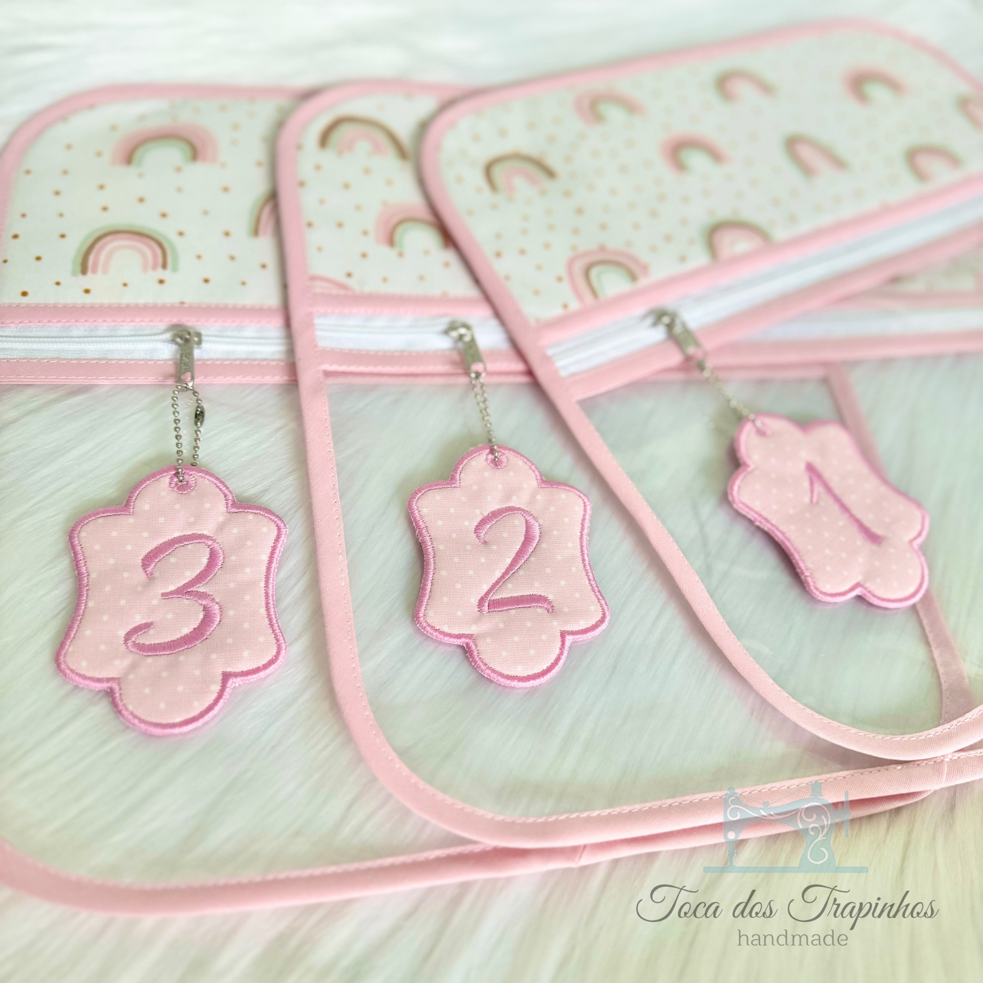 tapetes infantis rosa com números 1, 2 e 3 e padrão de arco-íris