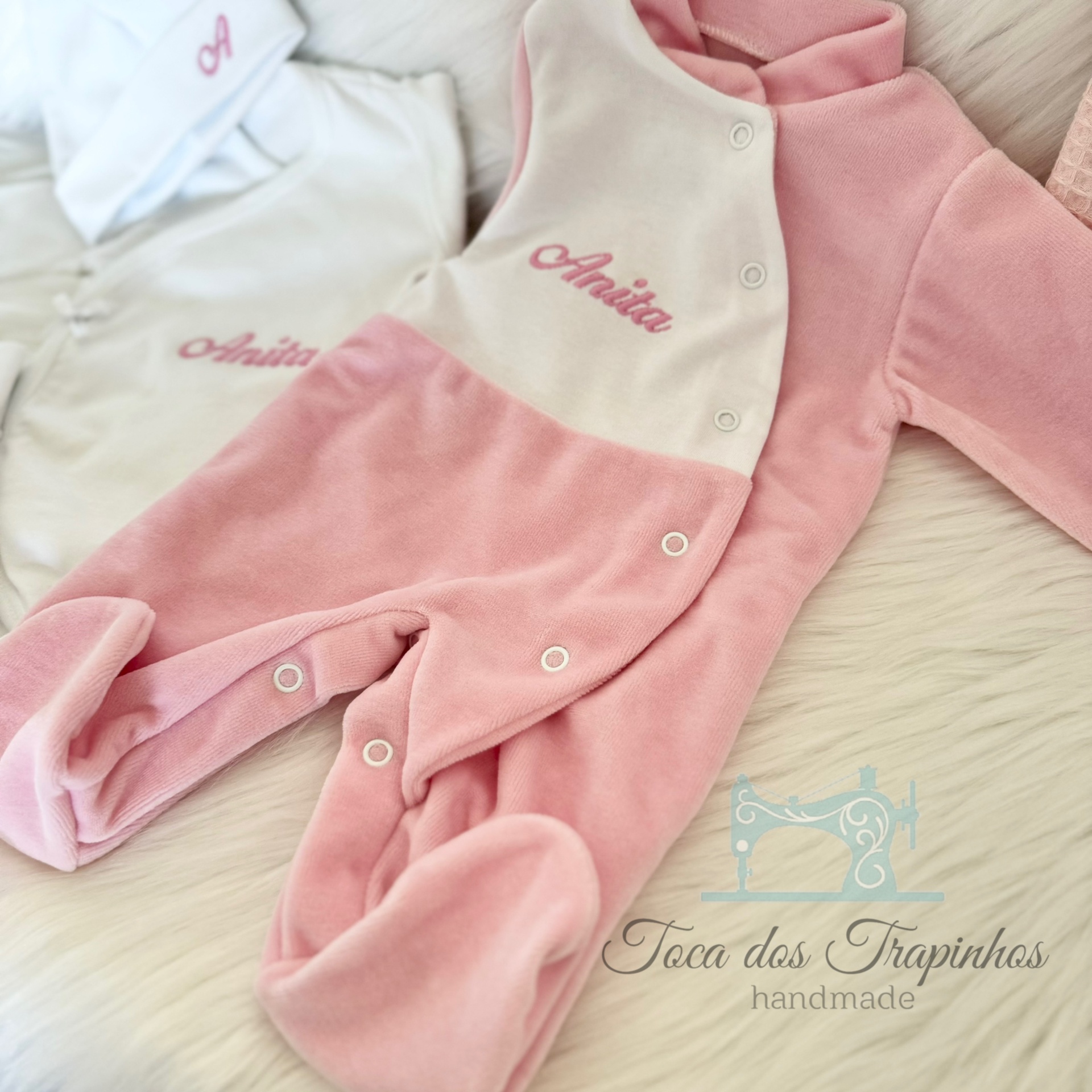 macacão bebé rosa e creme com bordado Ainita e logótipo Toca dos Trapinhos handmade