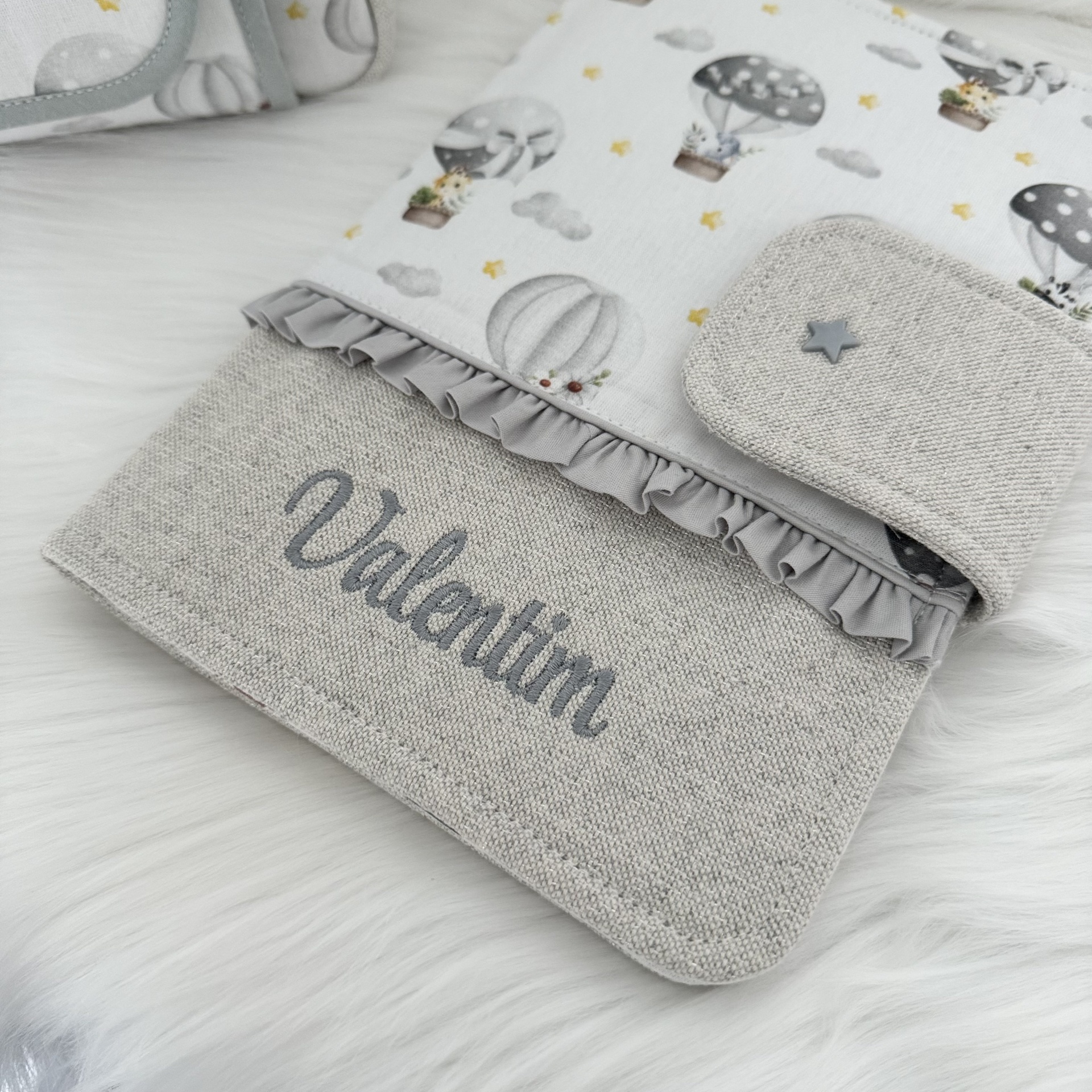 Estojo cinza claro com nome Valentim e padrão de balões