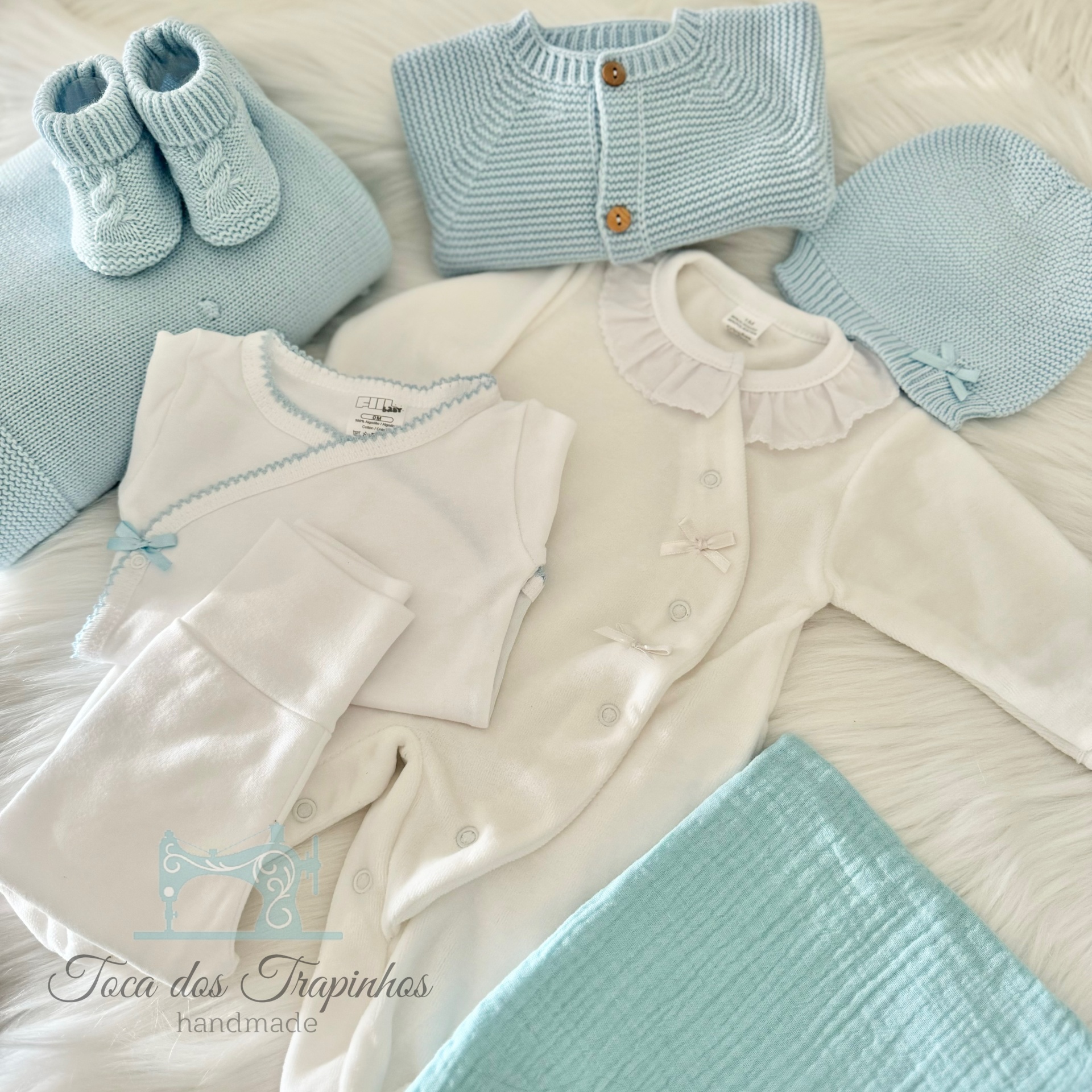 Conjunto de roupa de bebé em branco e azul claro com manta e acessórios