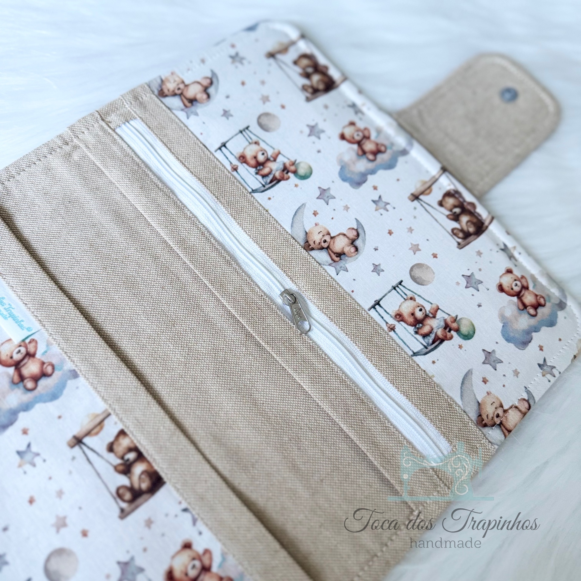 Carteira de tecido bege com estampado de ursinhos e zíper branco