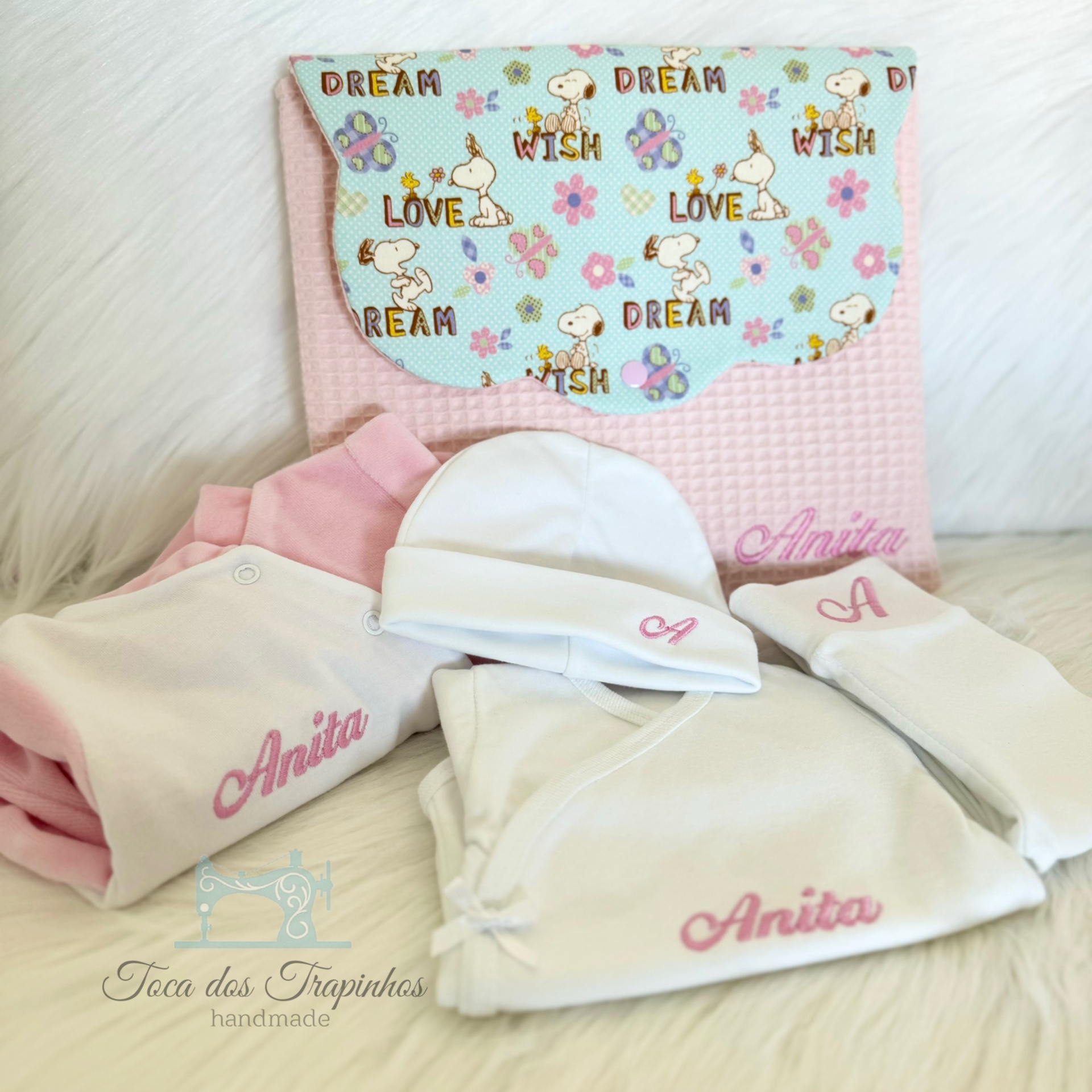 Conjunto de bebé rosa e branco com manta Snoopy e bordados 'Anita'