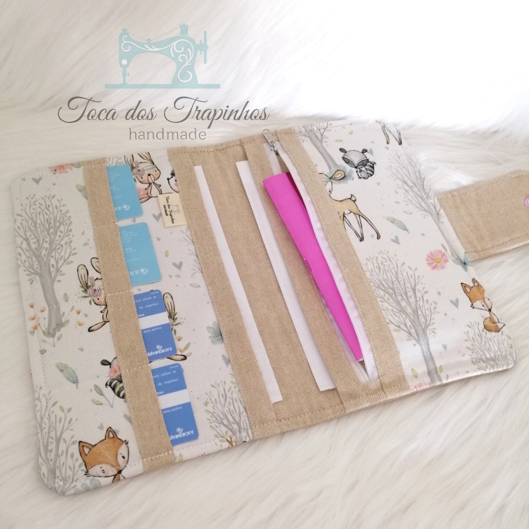 Organizador de tecido com estampas de animais e compartimentos internos para canetas e cartões