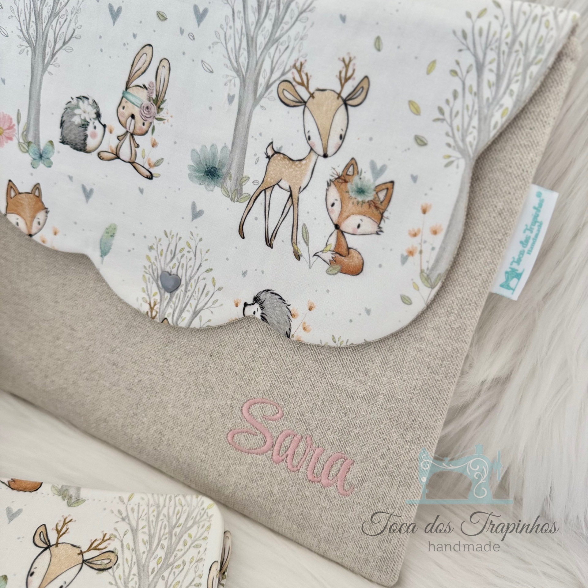 almofada bordada com nome e estampa de animais da floresta
