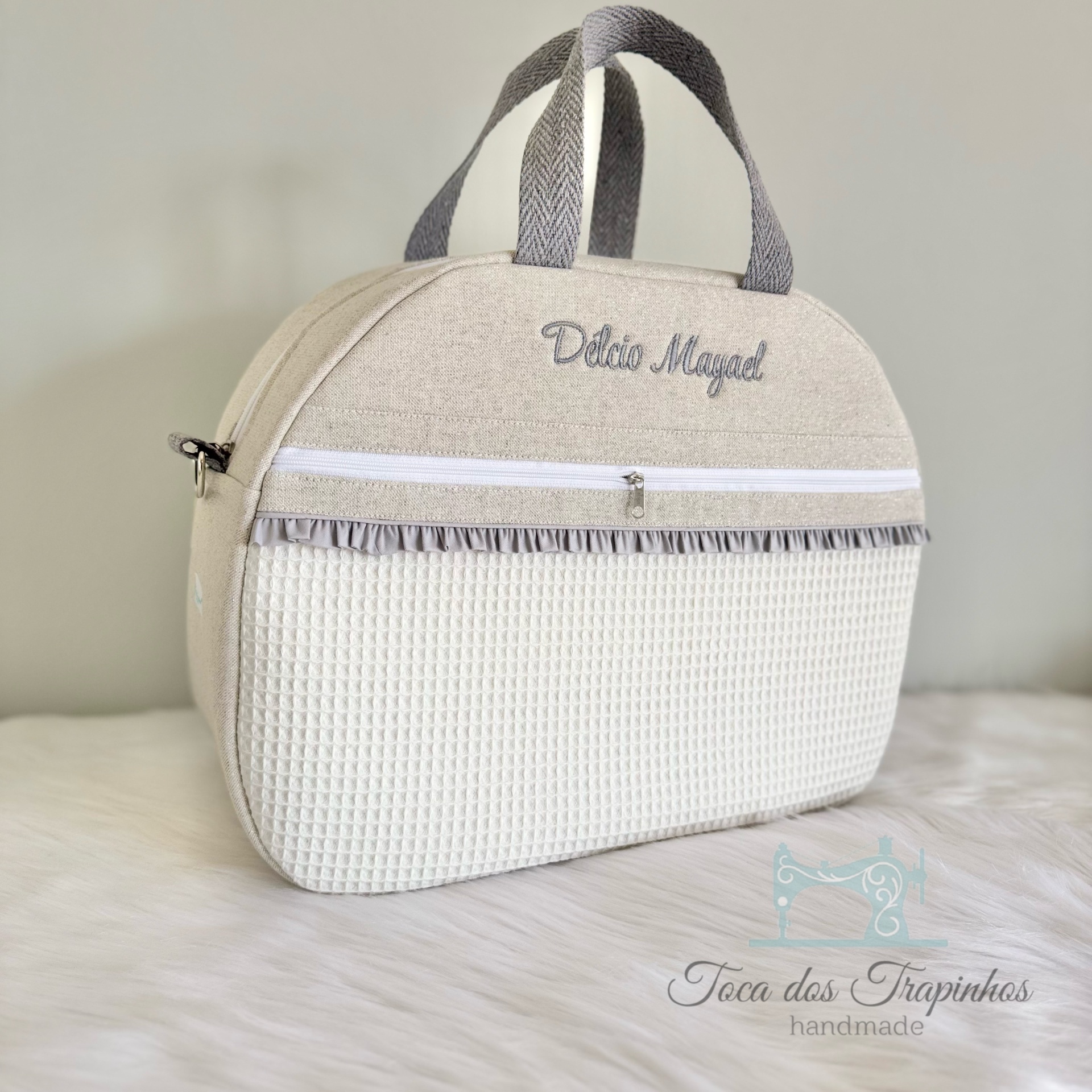 Mala bege com alças cinzentas e bolso branco texturizado