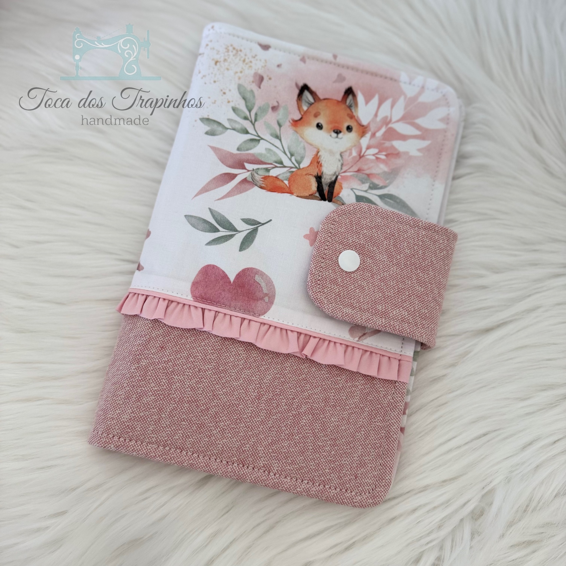 Livro de tecido cor-de-rosa e branca com raposa e folhagens