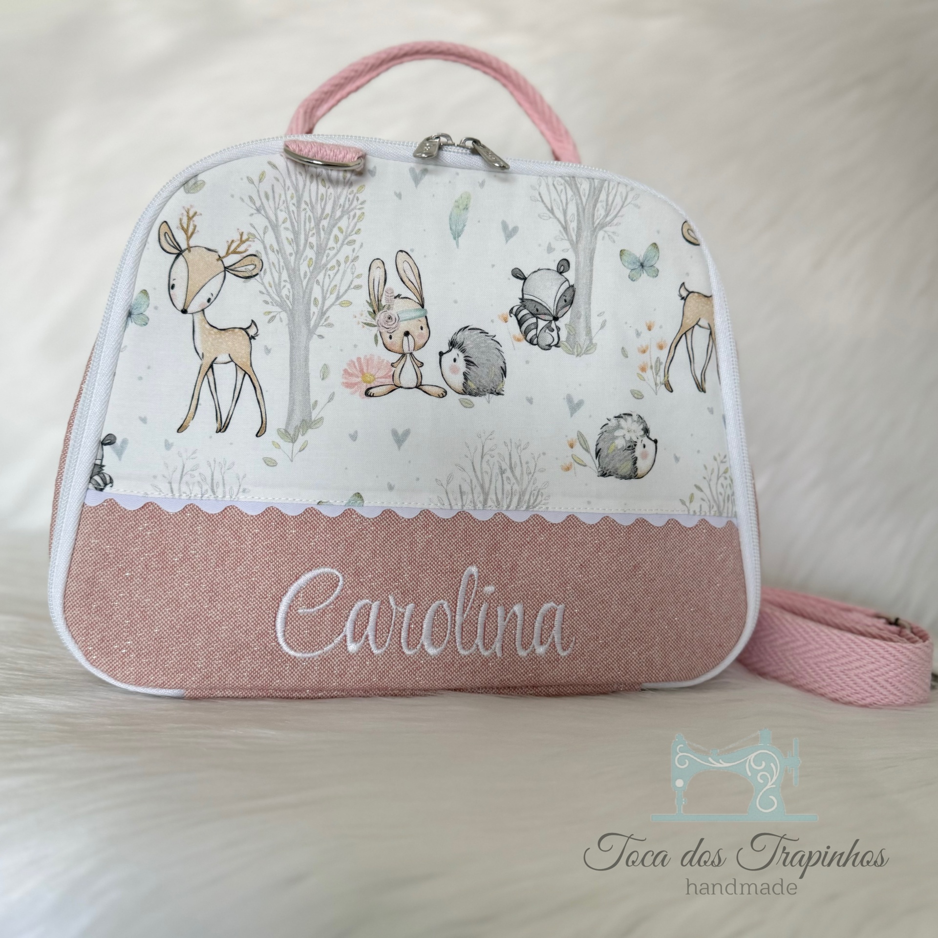 Bolsa infantil em tecido com padrão de animais da floresta e bordado 'Carolina'