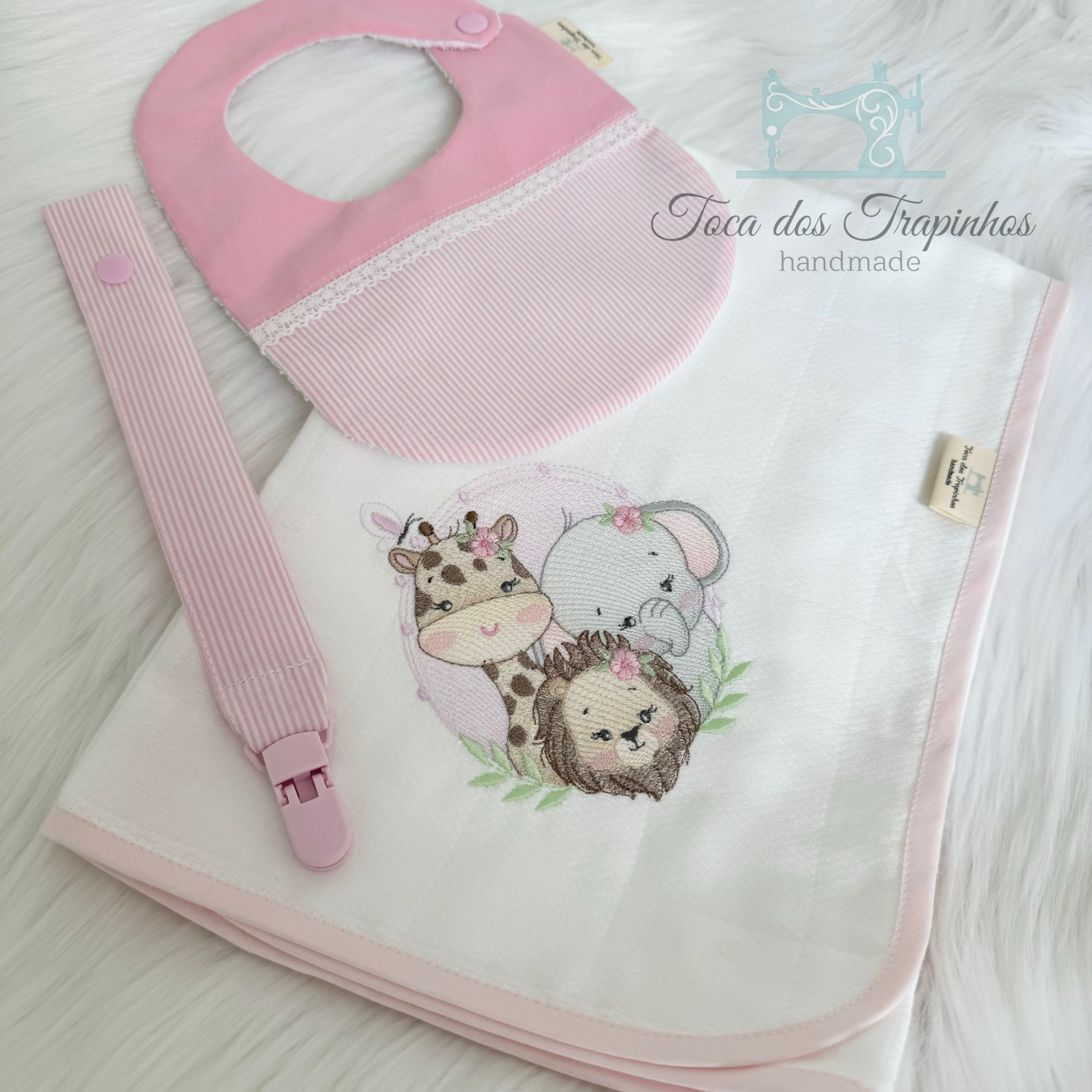 Conjunto de artigos para bebé com babetes rosa e branco com bordado e porta-chuchas rosa riscado