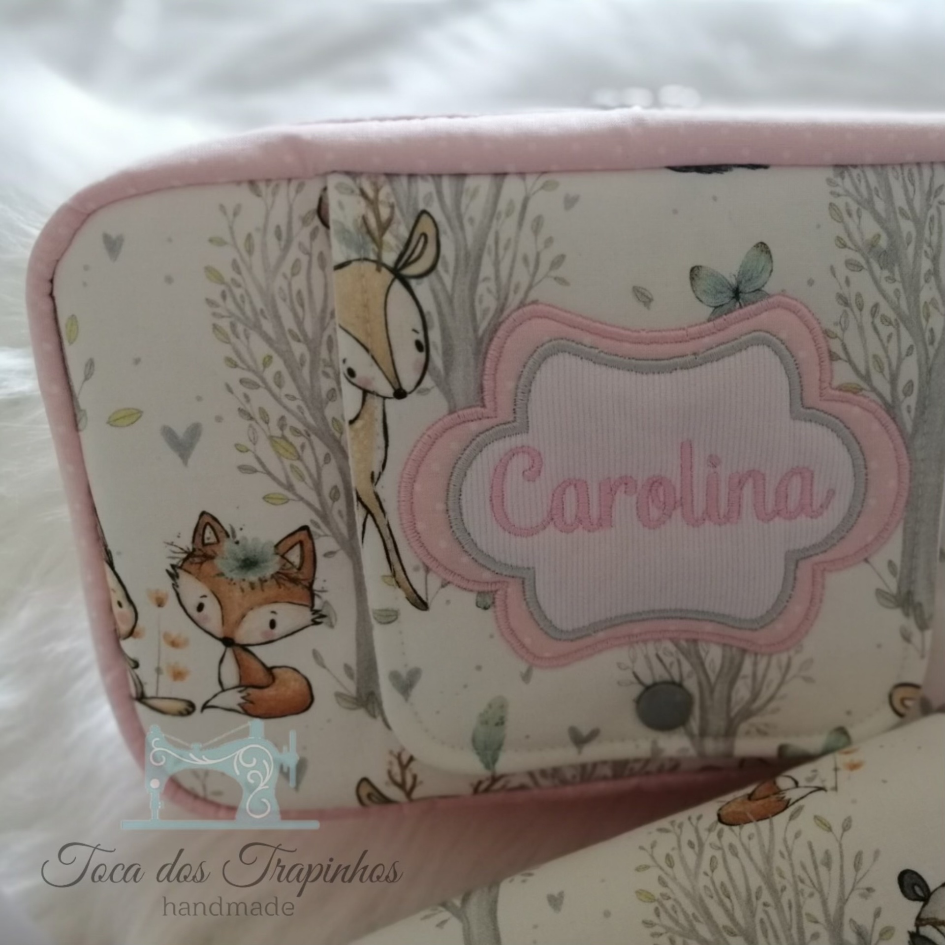 Estojo com estampado de animais da floresta e nome Carolina bordado