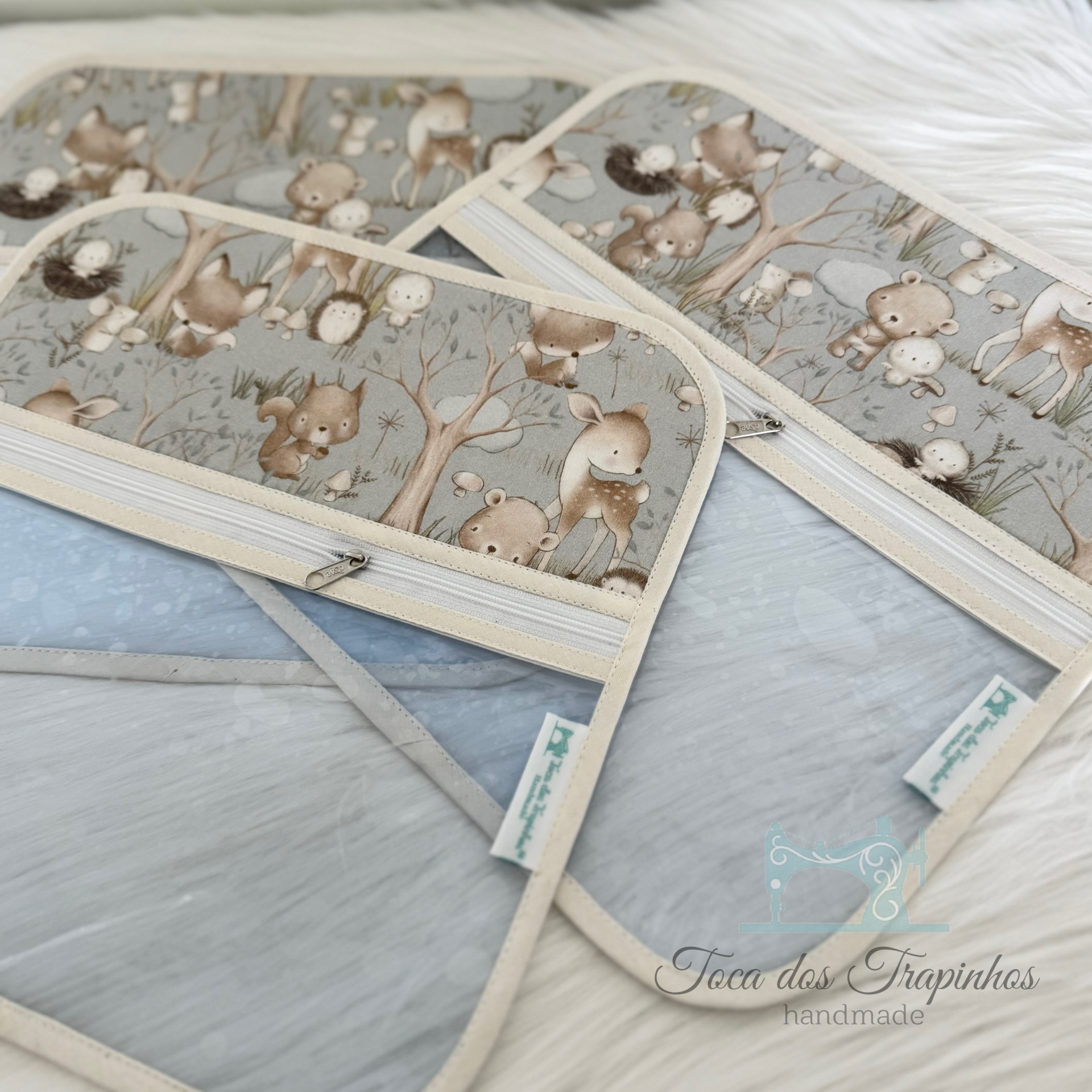 Conjunto de escovas em bolsa azul claro com estampa de animais da floresta