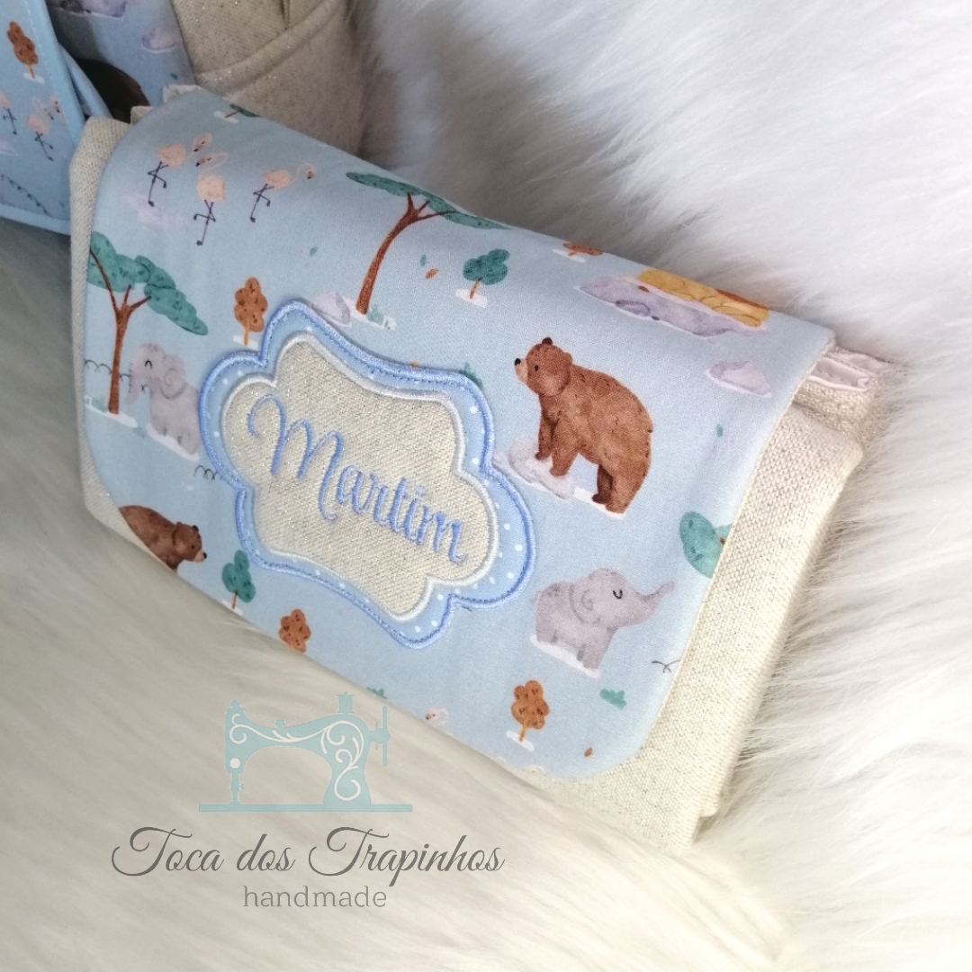 Fralda bordada personalizada azul claro com animais e nome Martim