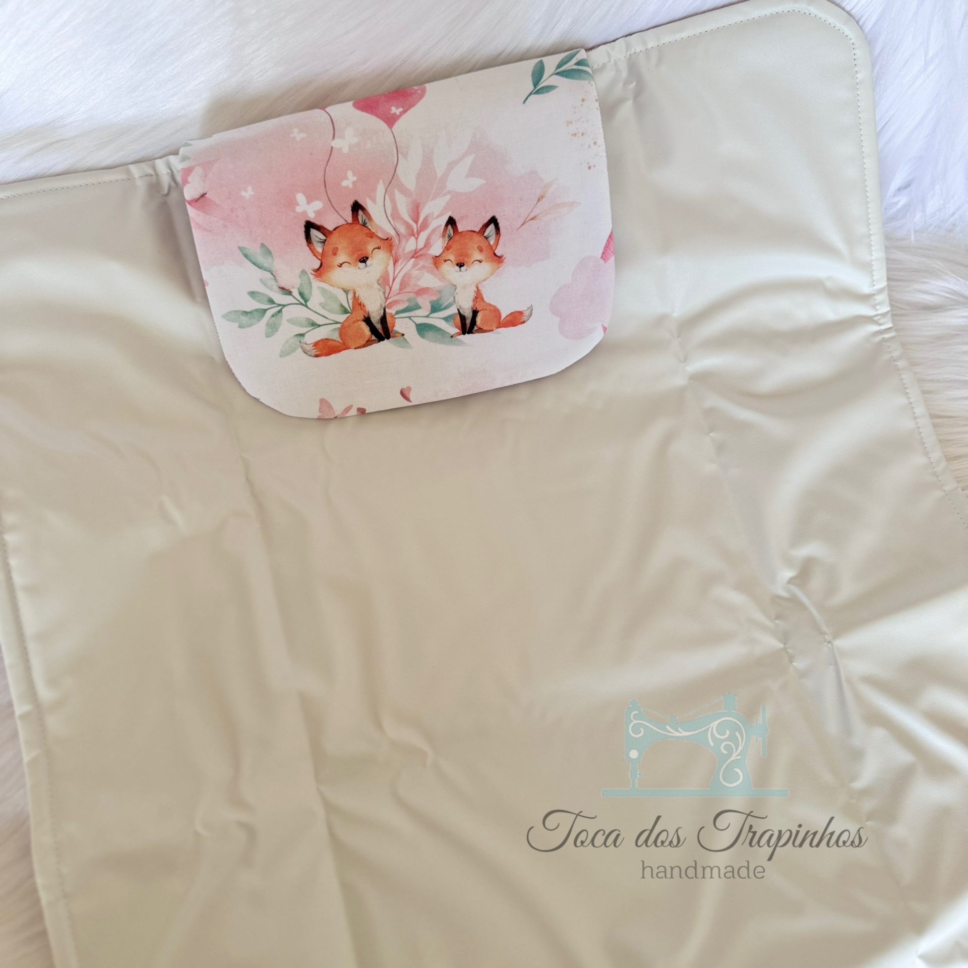 Tapete muda fralda bege com almofada estampada de raposas e folhas