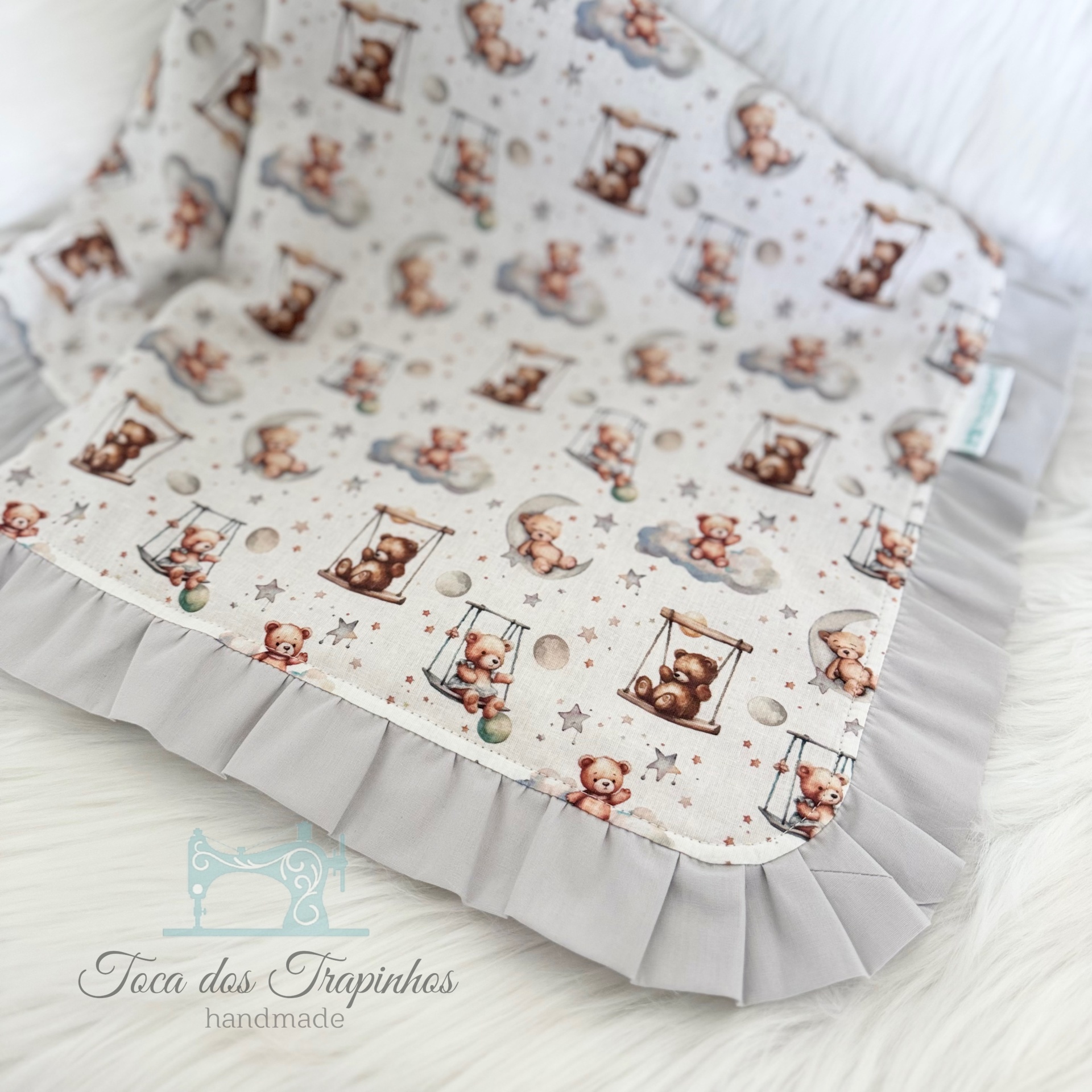 Manta com padrão de ursinhos e borda cinzenta franzida