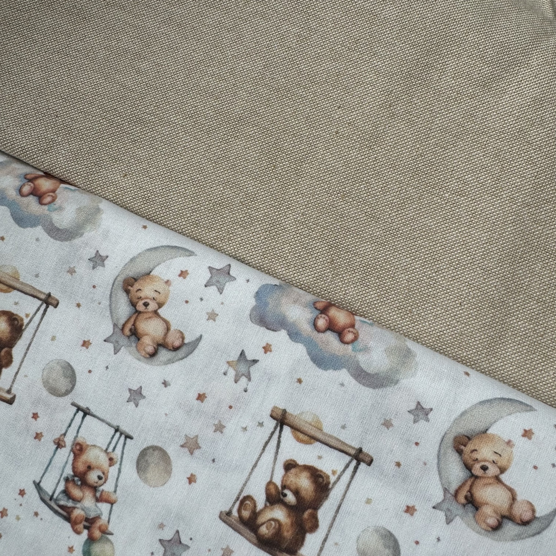 tecidos bege e branco estampado com ursinhos e estrelas
