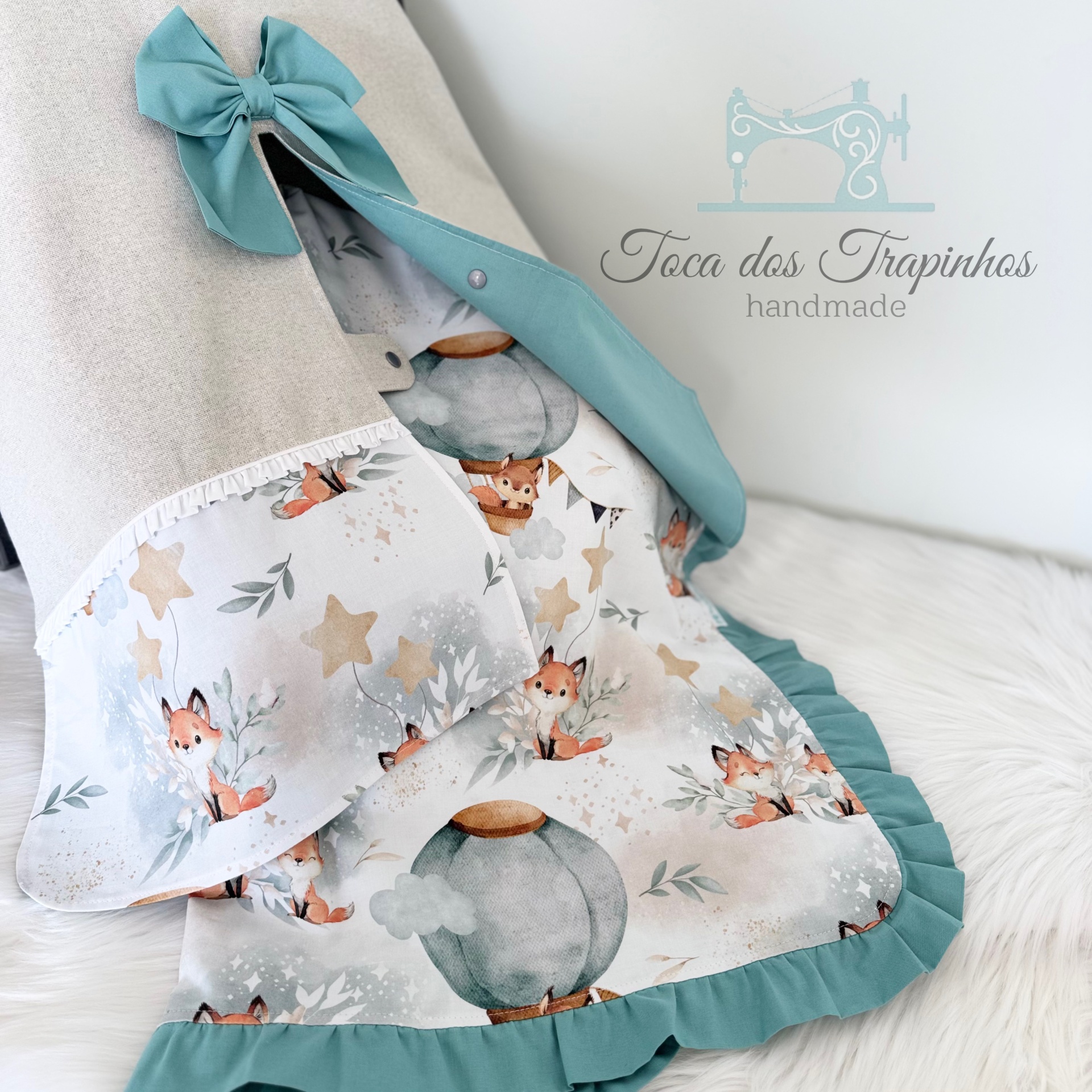 Tenda decorativa infantil em tecido com padrão de raposas e balões azuis com acabamento em tecido azul