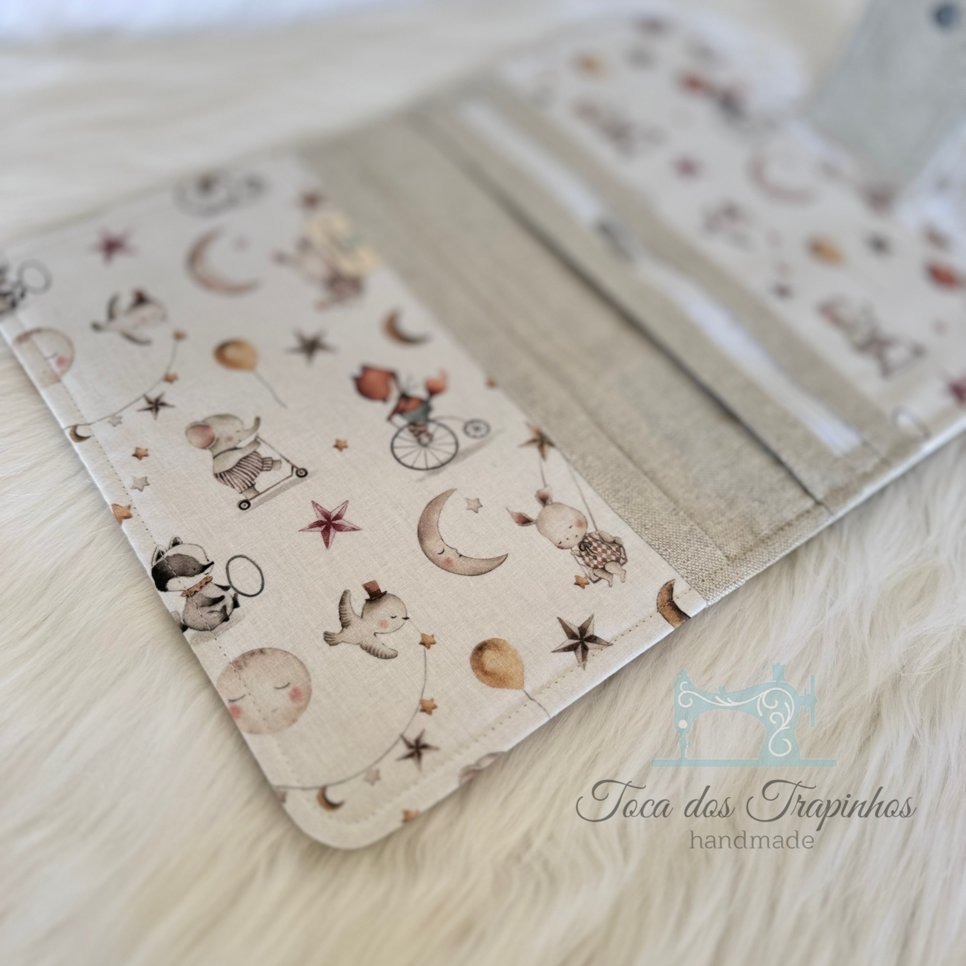 Carteira em tecido com padrão infantil e logo Toca dos Trapinhos