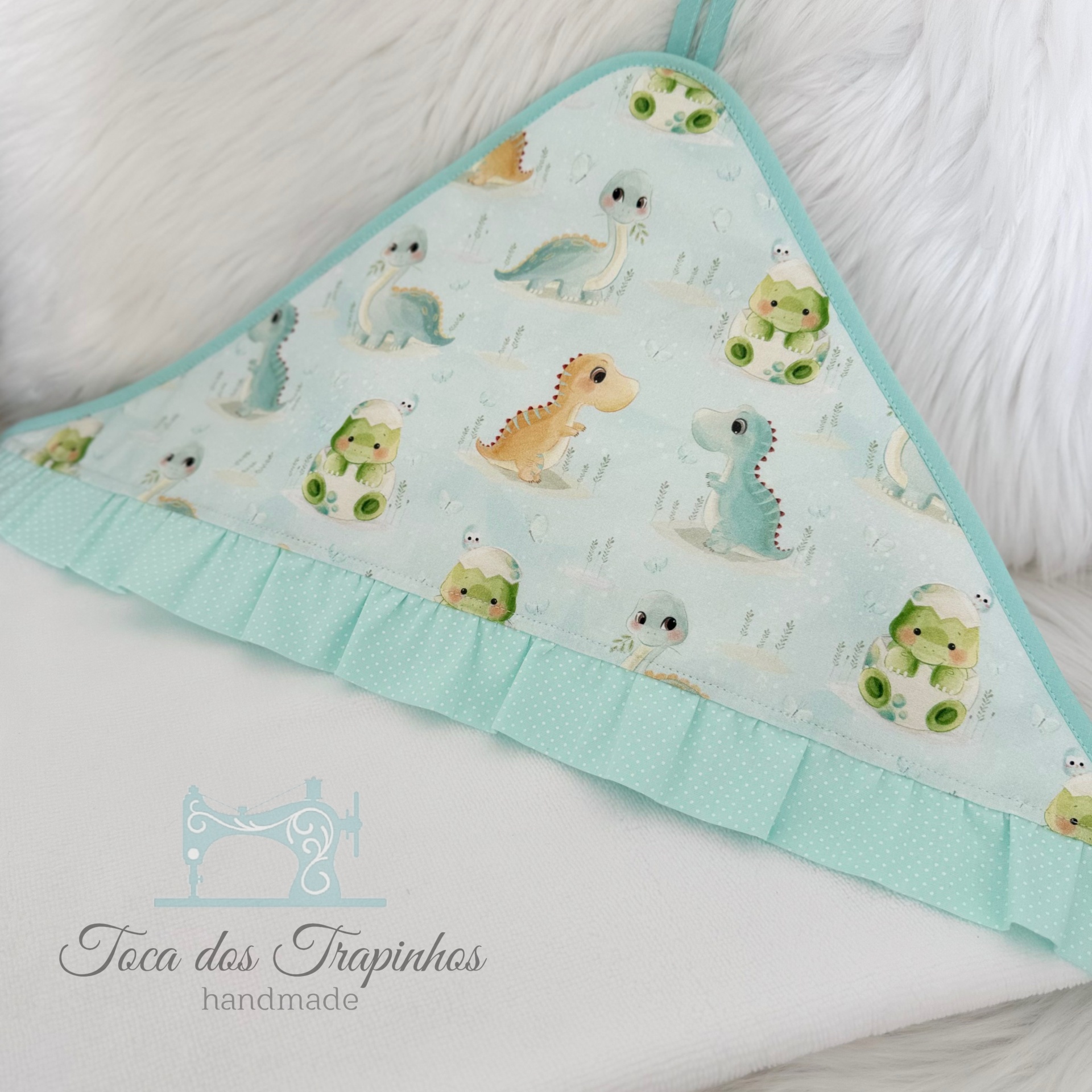 Toalha de banho com capuz azul claro com dinossauros e folho azul