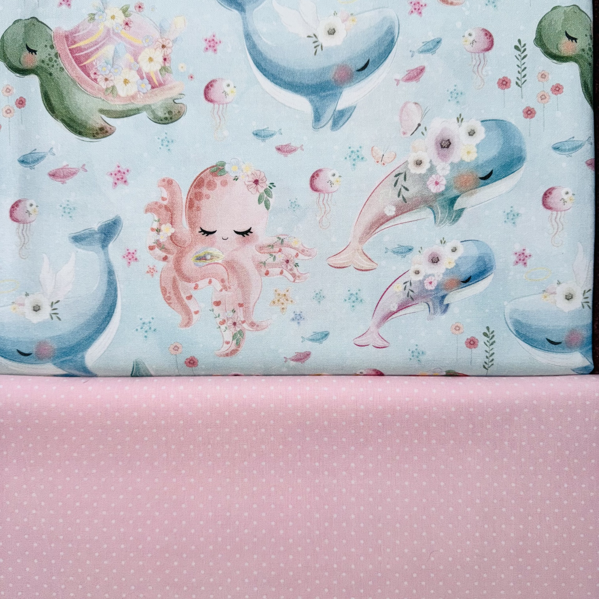 Tecido estampado com animais marinhos e tecido rosa com pontos brancos