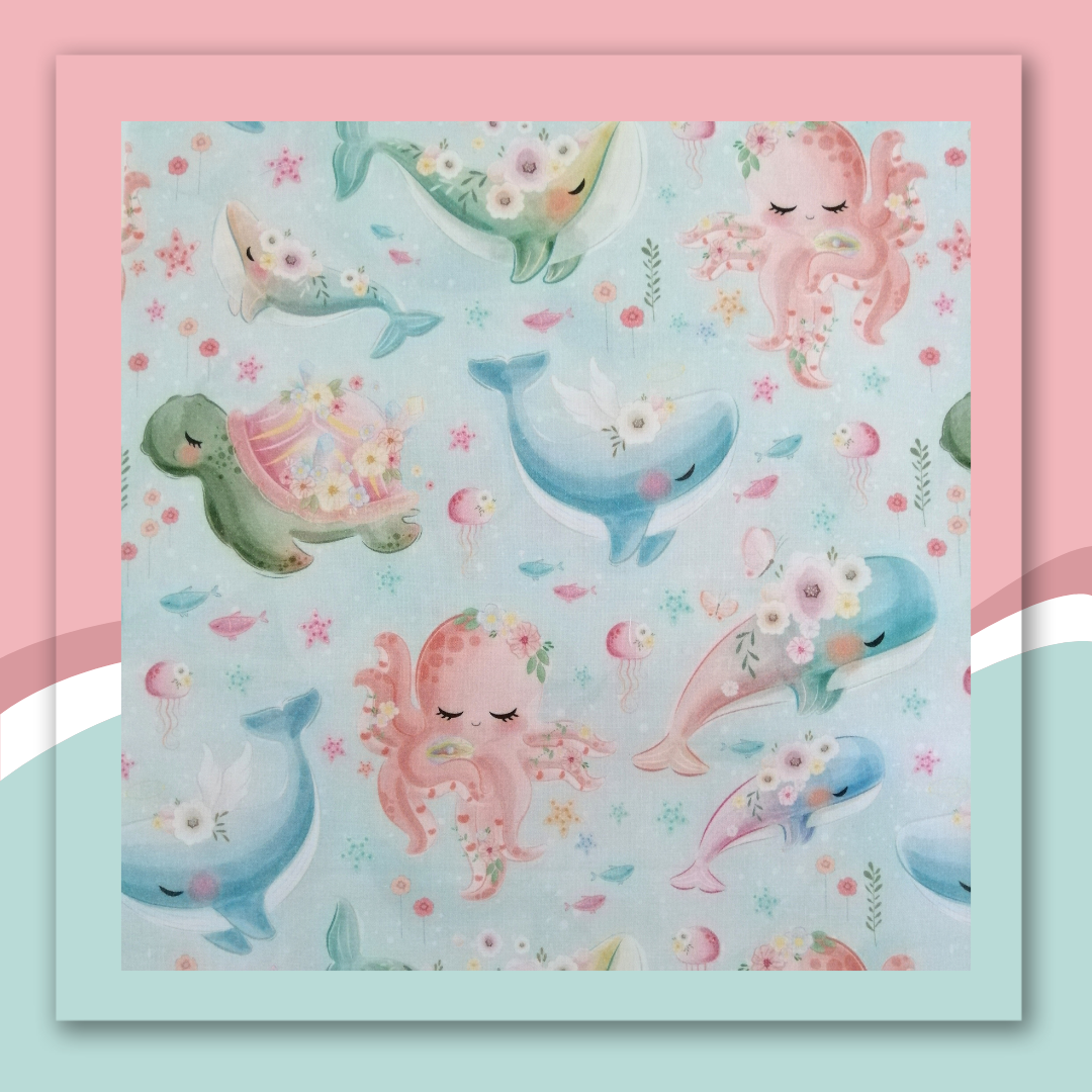 tecido com padrão infantil de animais marinhos coloridos sobre fundo azul claro