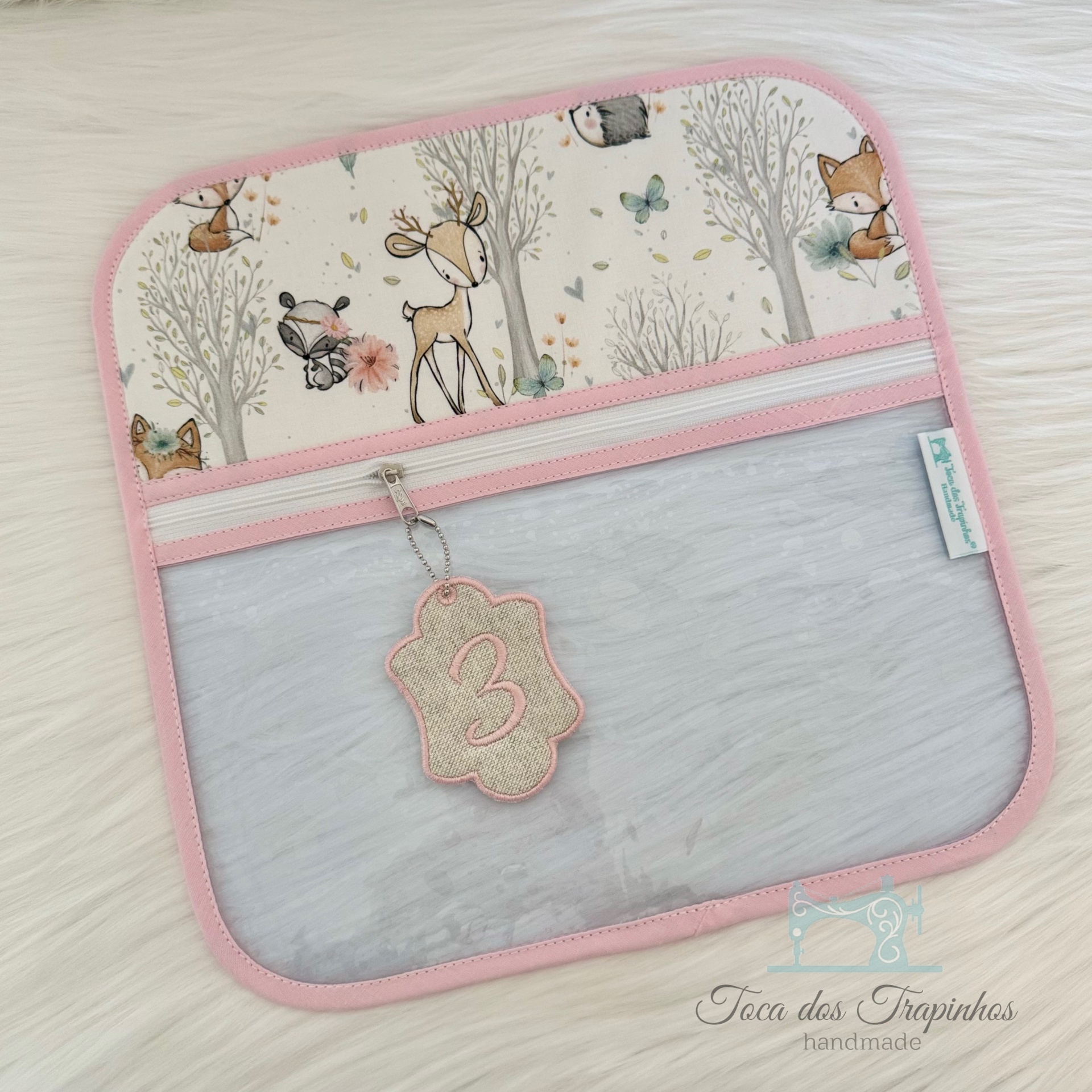 pasta organizadora com estampa de animais da floresta em tons suaves, zíper rosa