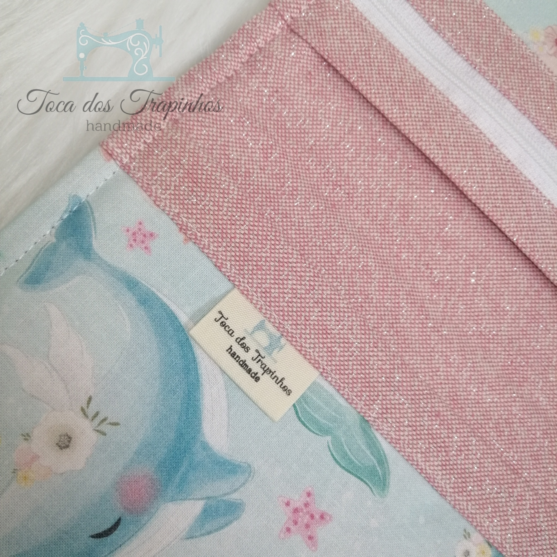 Necessaire de tecido com estampa de golfinho e fecho de correr