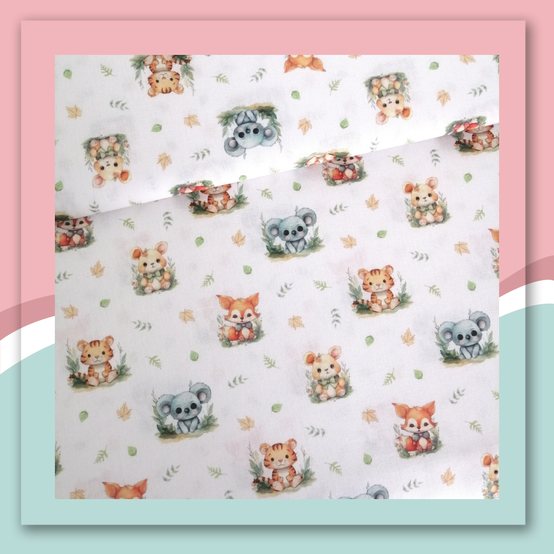 Tecido branco com padrão colorido de animais fofos e folhagem