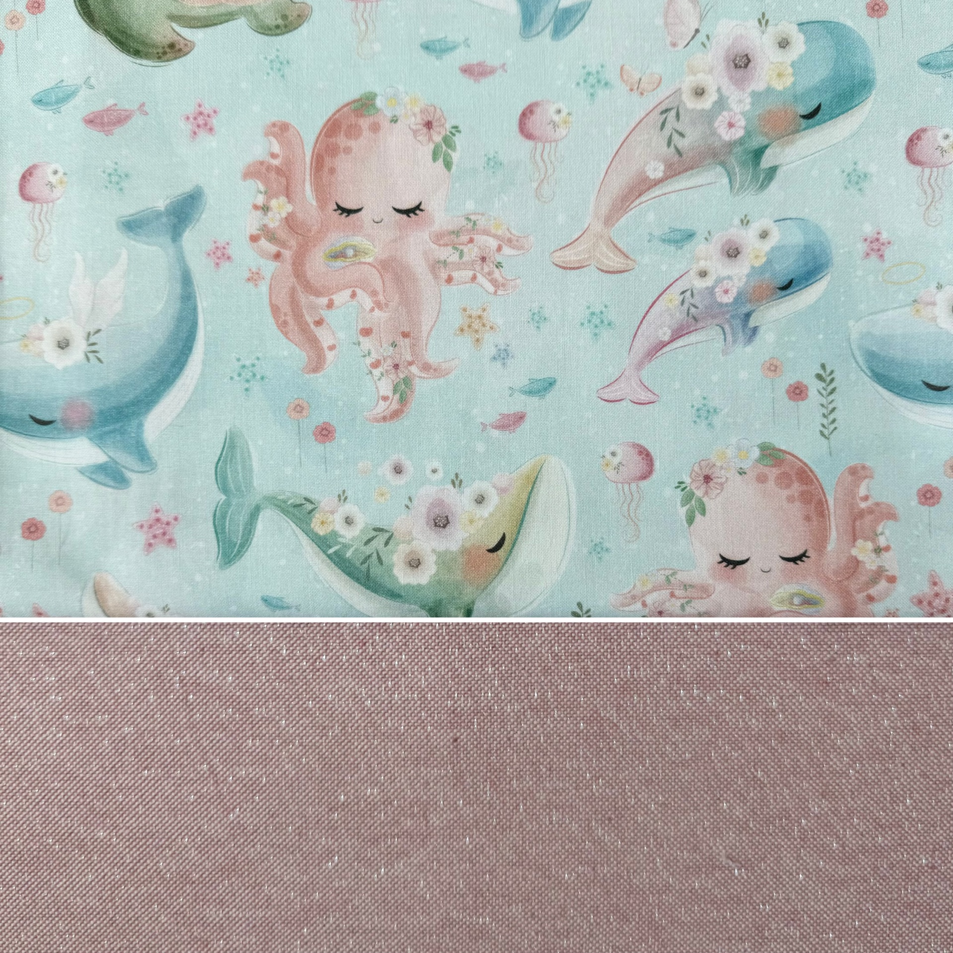 tecido estampado com animais marinhos coloridos e tecido liso cinza rosado