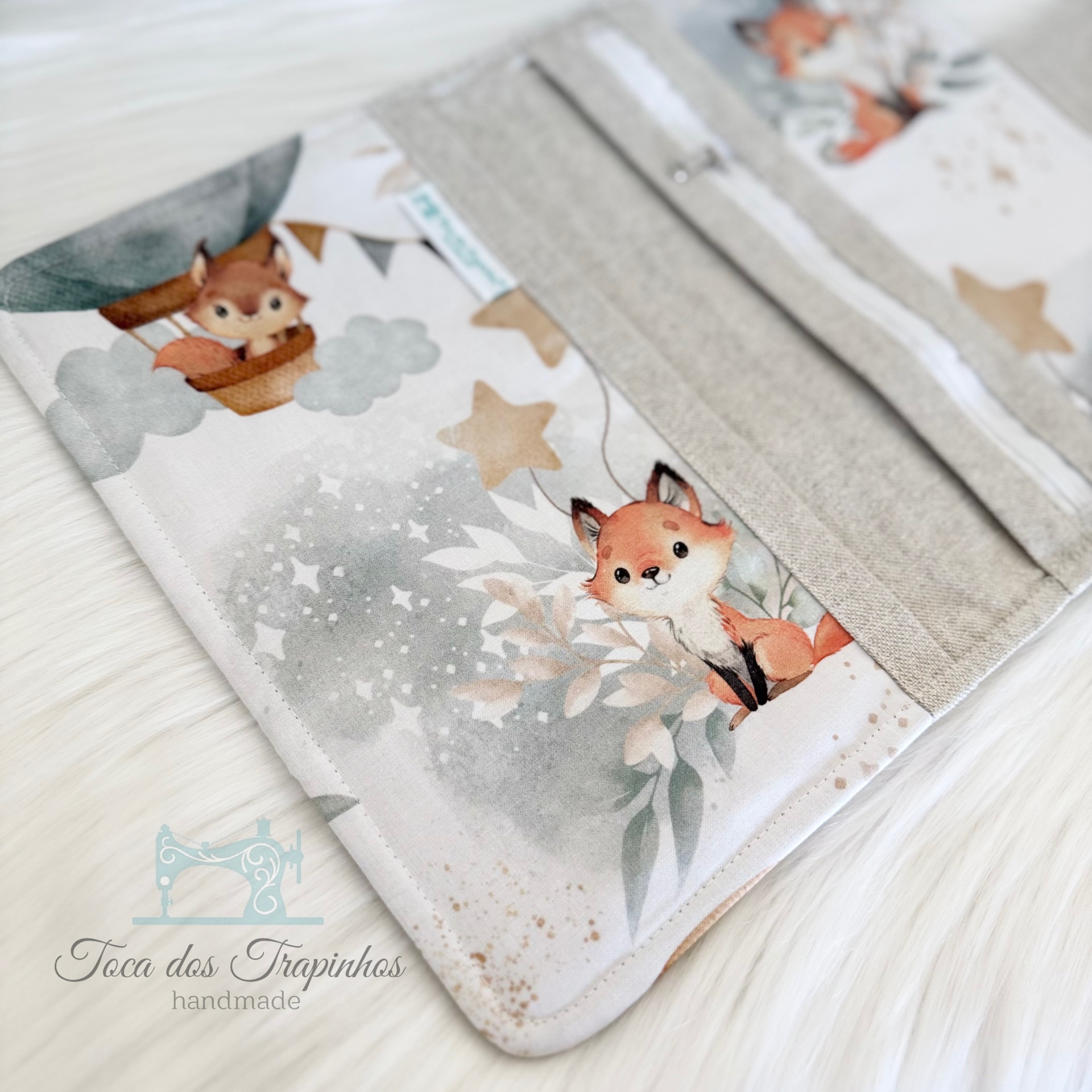 Carteira em tecido estampado com raposa e esquilo, tons pastéis