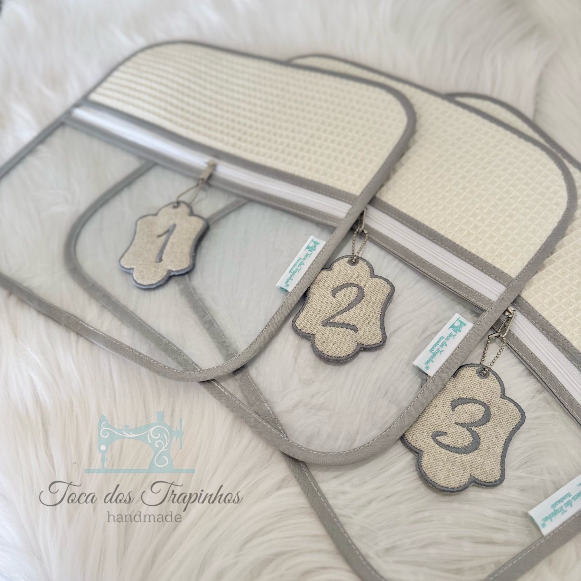 Sacos transparentes com topo bege acolchoado e etiquetas numeradas de 1 a 4 em fundo branco