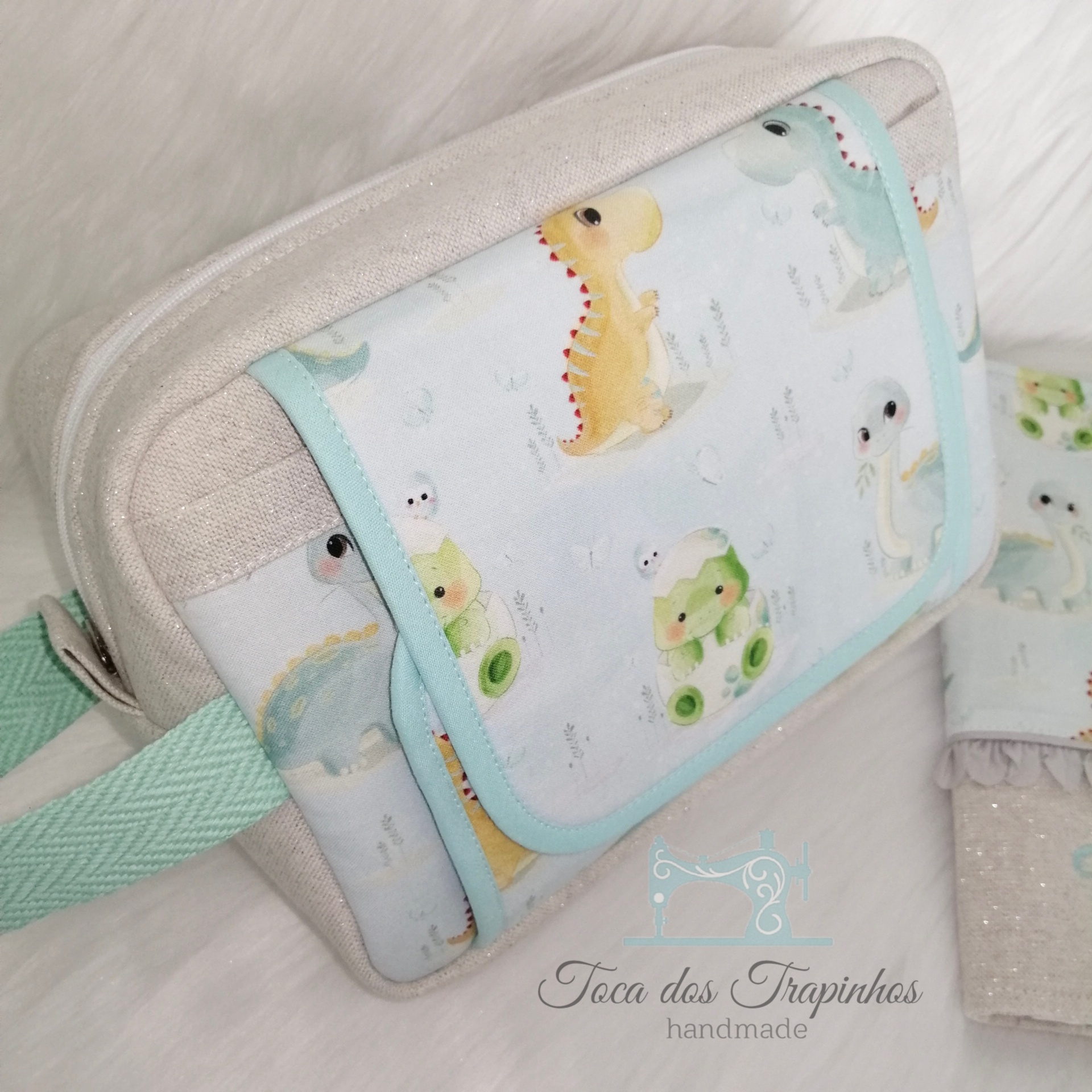 Bolsa infantil com padrão dinossauros em tecido azul e bege