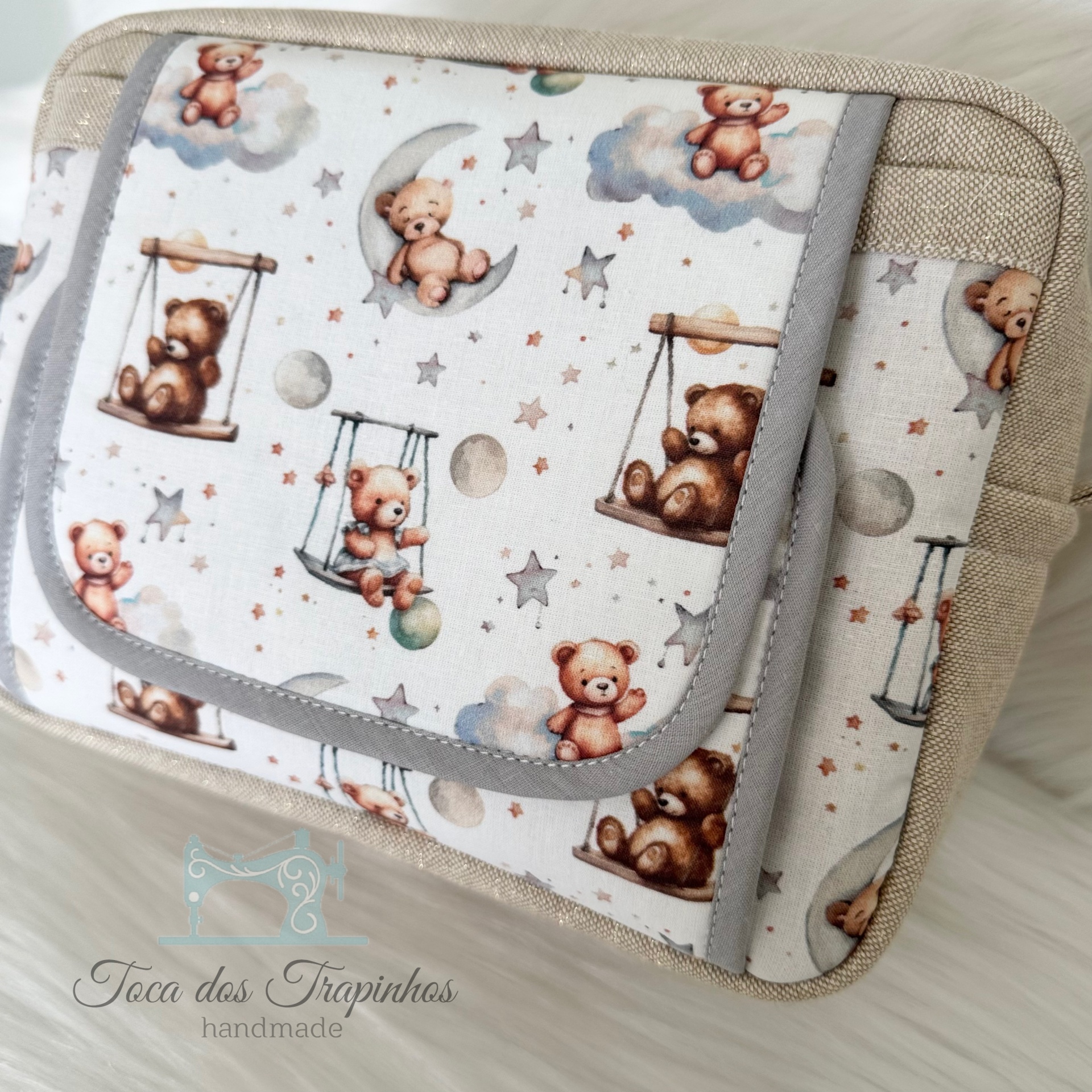 Bolsa infantil de tecido com estampado de ursinhos e estrelas