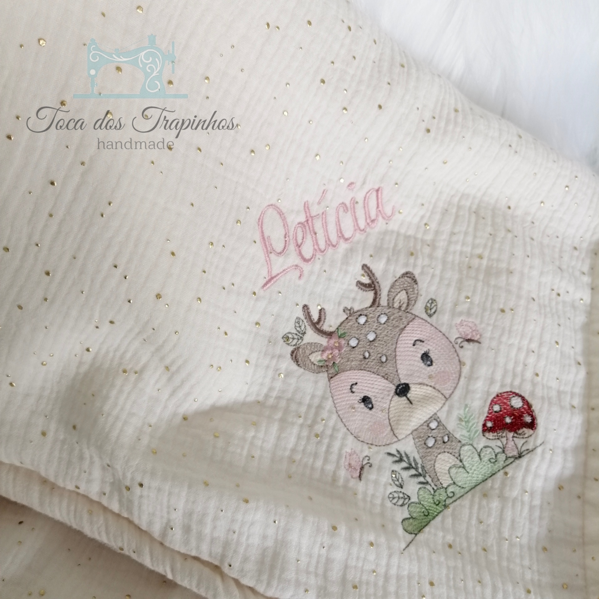 Fralda branca com bordado de cervo e texto Petúcia